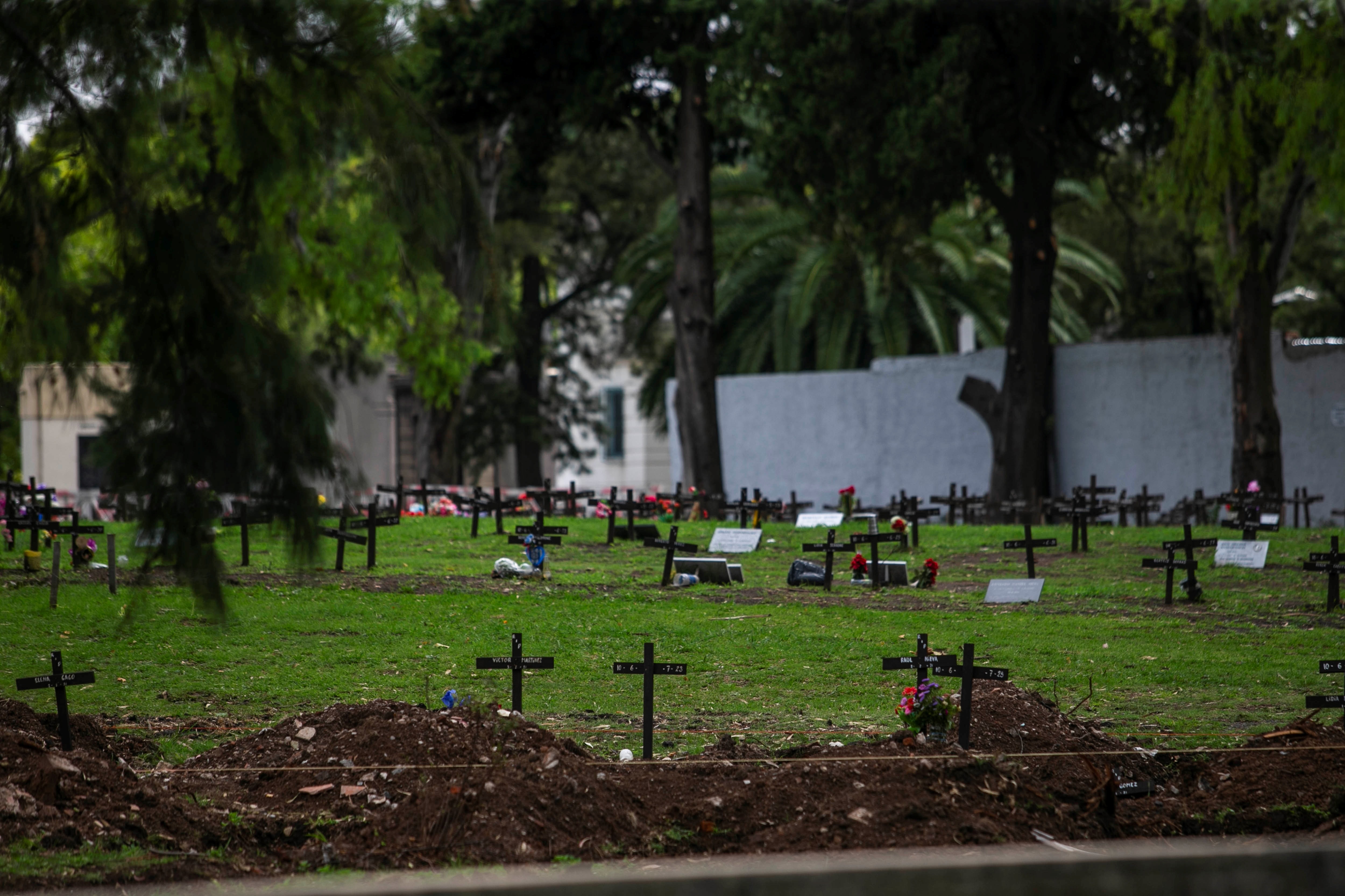 La Zona 10 del cementerio de la Chacarita fue destinada para el entierro de muertos por COVID-19 en Buenos Aires, Argentina. (Foto EFE/ Demian Alday Estévez/Archivo)
