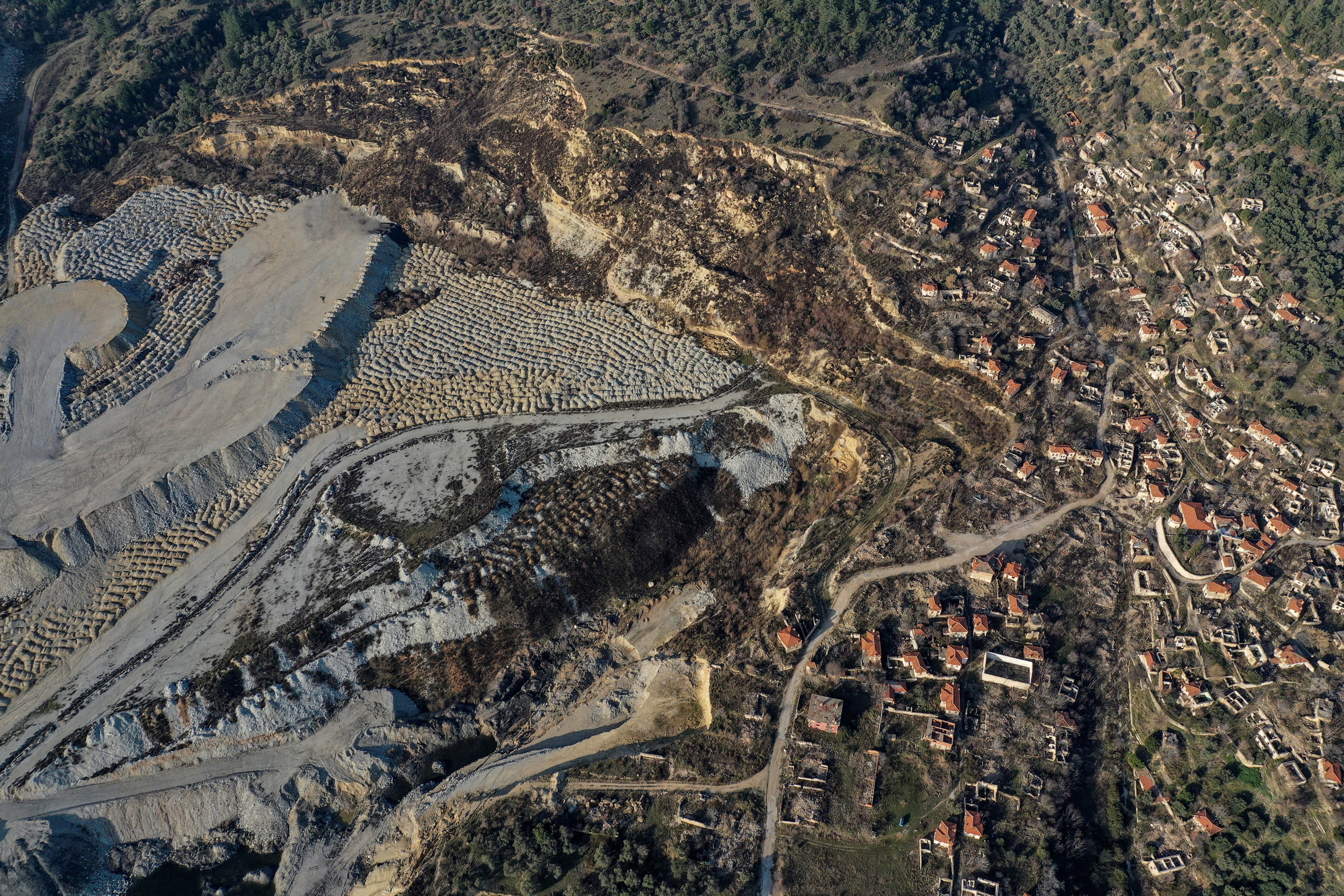 Foto de archivo: una mina de carbn junto a una plantacin de olivos en Turqua (REUTERS/Umit Bektas)