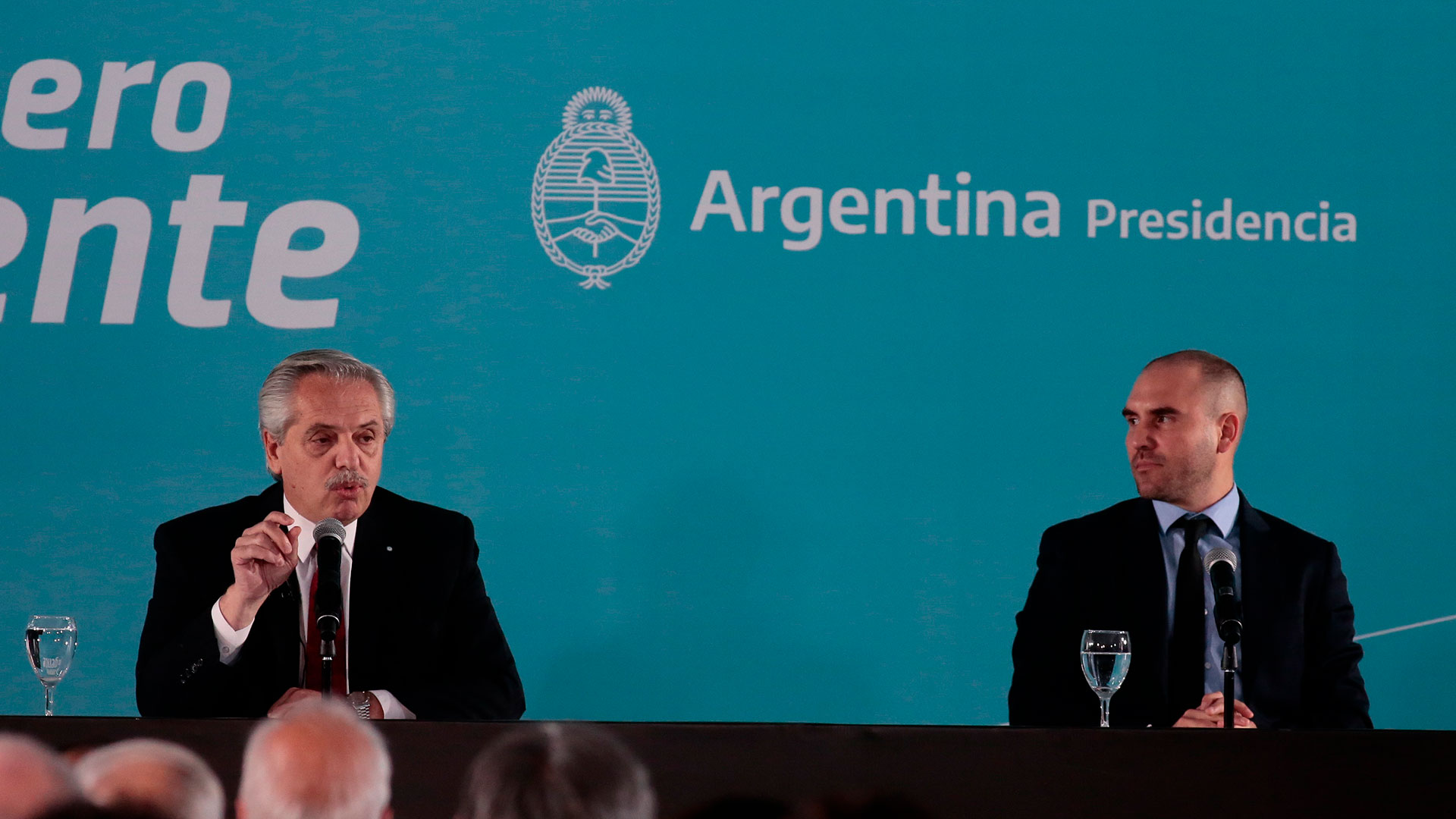 Alberto Fernández y Martín Guzmán durante la presentación del proyecto de impuesto a la renta inesperada (Luciano González)