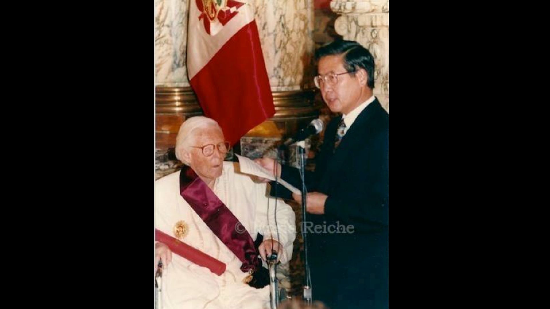 María Reiche recibiendo un reconocimiento 1993 por el entonces Presidente Alberto Fujimori. (Asociación María Reiche)