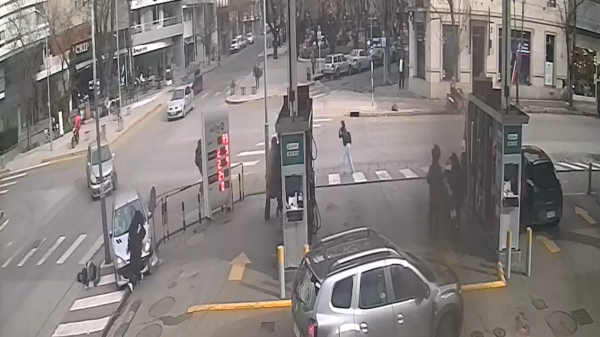 Video: choc&oacute; un auto, atropell&oacute; a dos peatones y qued&oacute; detenida por manejar con una licencia trucha