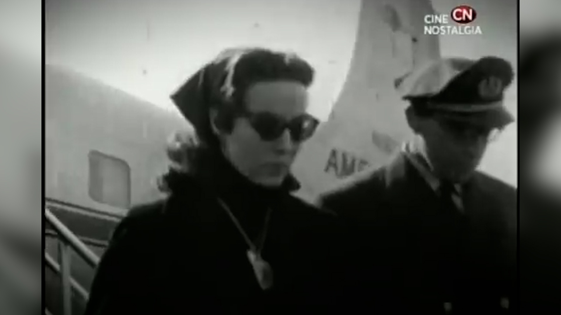 María Félix fue la primera en bajar del avión (Fotos: Captura de pantalla de YouTube/placerculposo)
