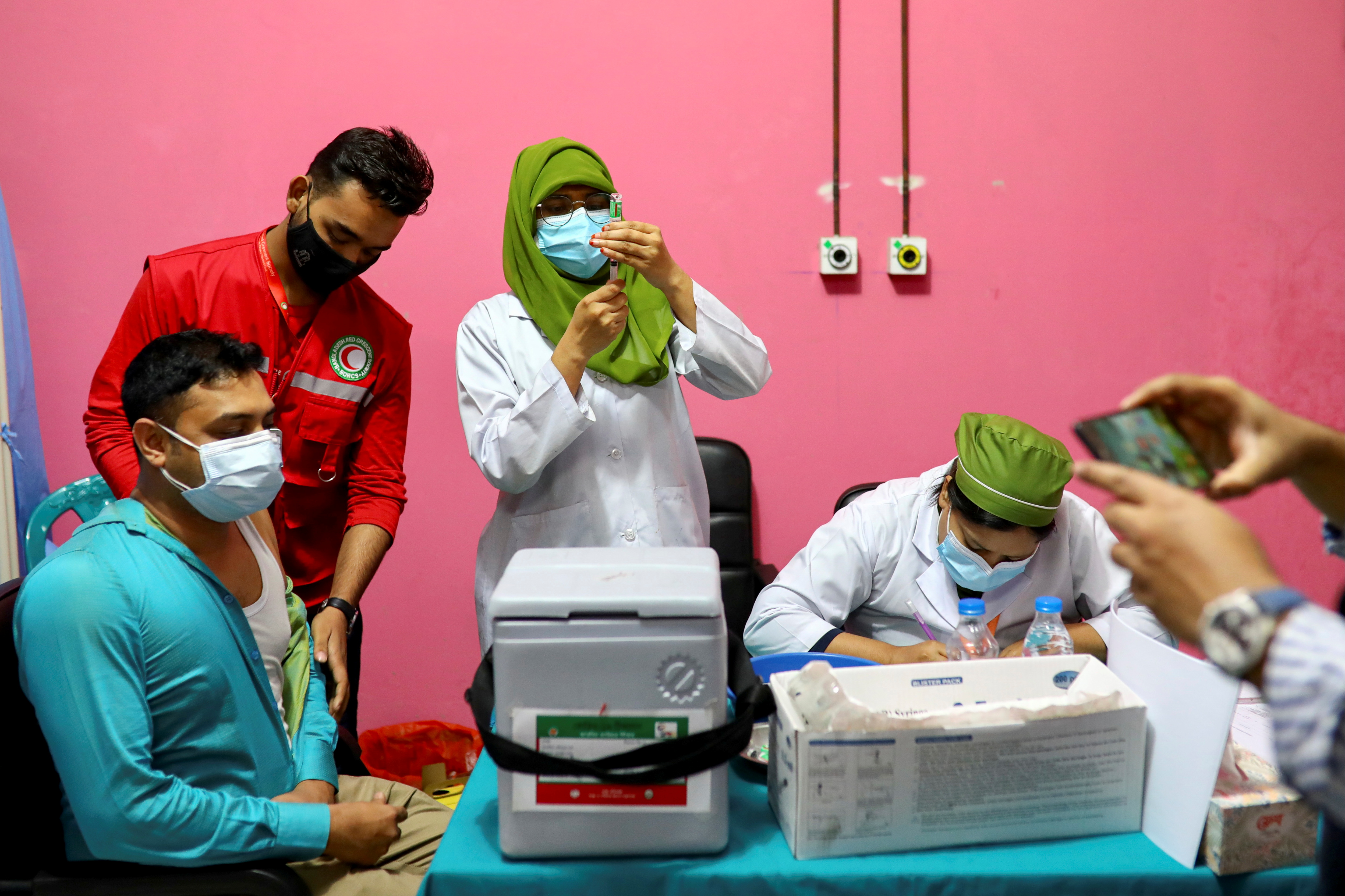Un hombre es vacunado contra el COVID-19 en Dhaka, Bangladesh (Reuters)