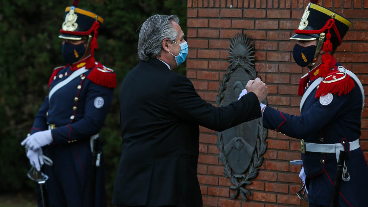 Fernández choca su puño derecho con uno de los granaderos que participaron del acto oficial por el 9 de Julio