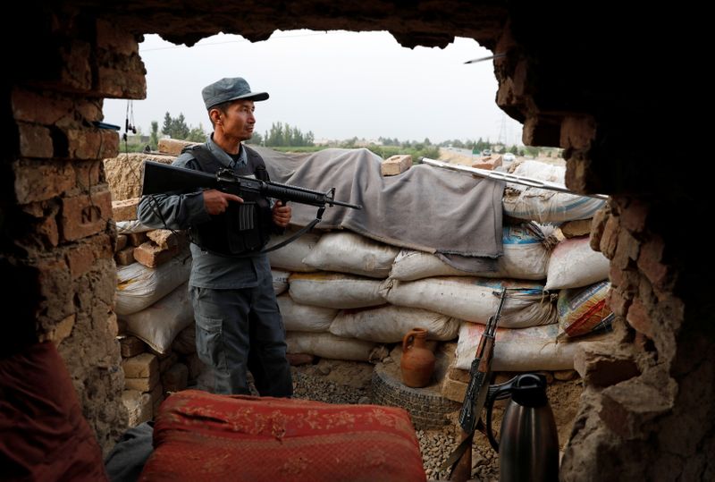 Un policía afgano vigila en el puesto de control en las afueras de Kabul, Afganistán, el 13 de julio de 2021. REUTERS/Mohammad Ismail