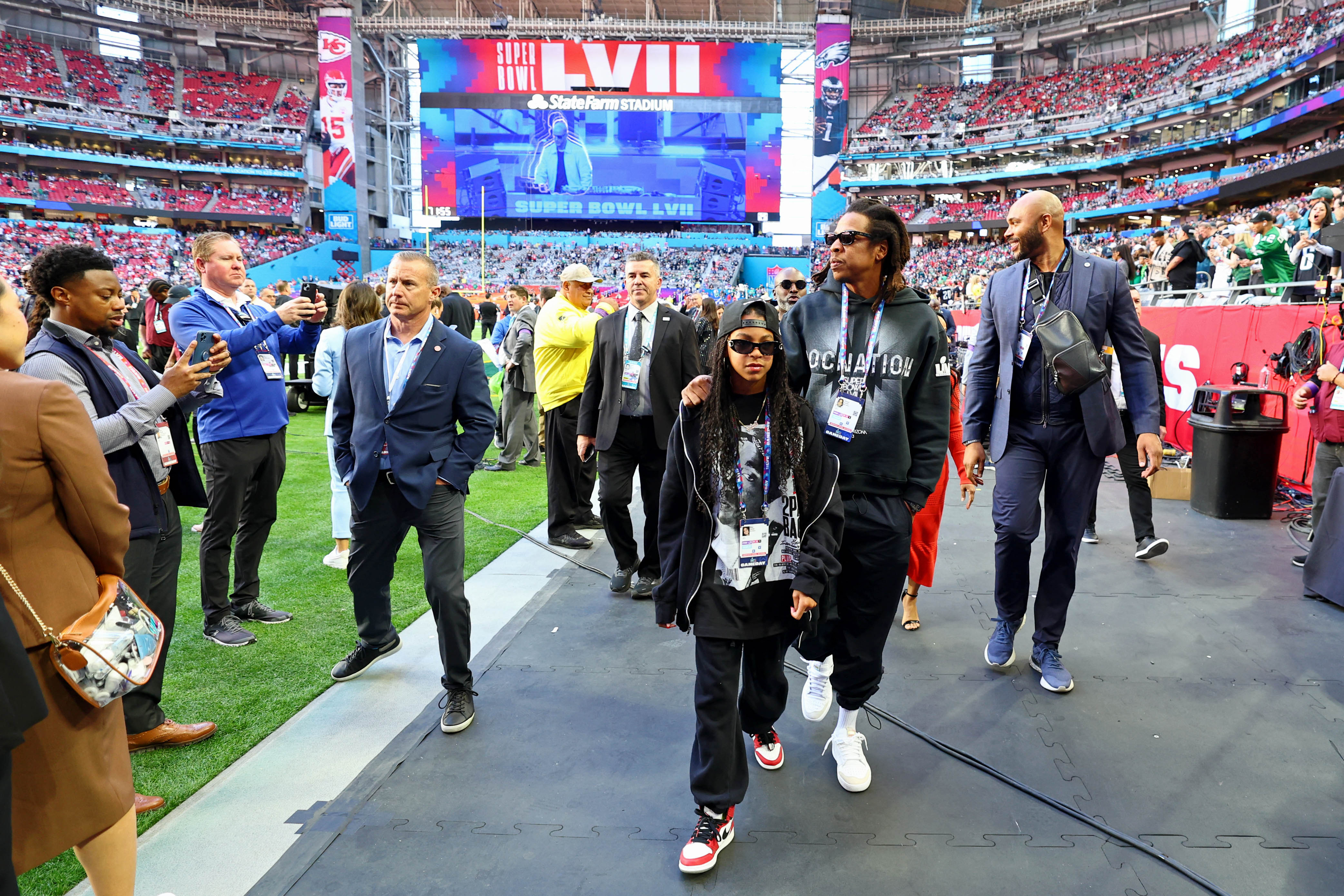 Jay-Z, junto a su hija Blue Ivy, optaron por un outfit informal, principalmente en negro, para formar parte del selecto grupo de estrellas que presenciaron el Super Bowl LVII en primera fila / Credit: Mark J. Rebilas-USA TODAY Sports