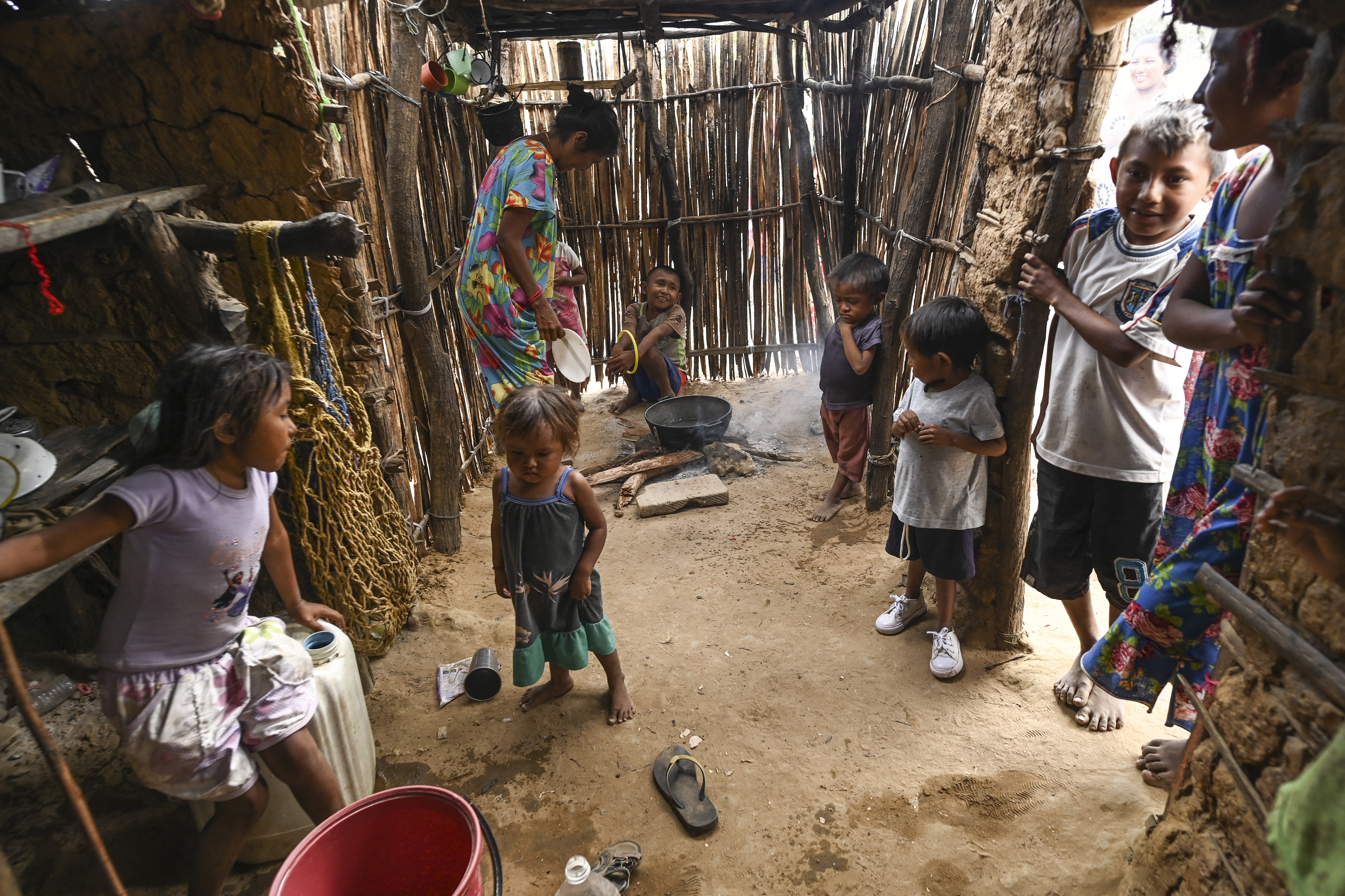Los niños de la comunidad indígena Malirachon se refugian del sol