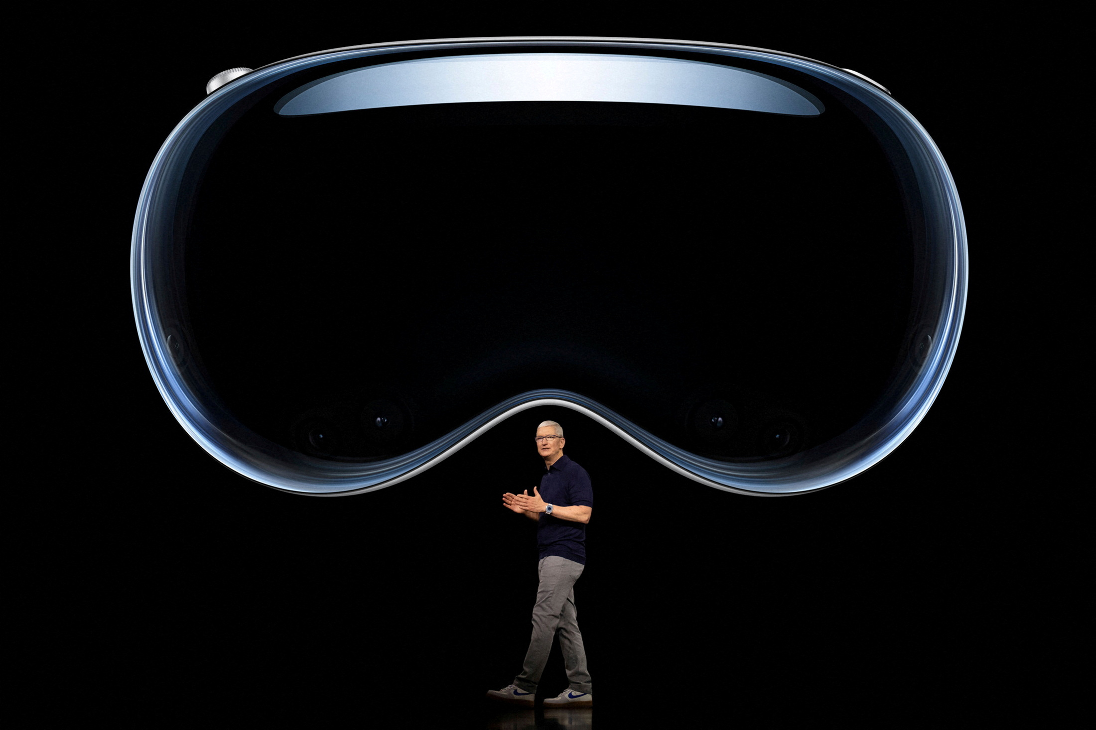 El CEO de Apple, Tim Cook, habla bajo una imagen de Apple Vision Pro en el Apple Park de Cupertino, California, Estados Unidos, este 5 de junio de 2023 (Reuters)