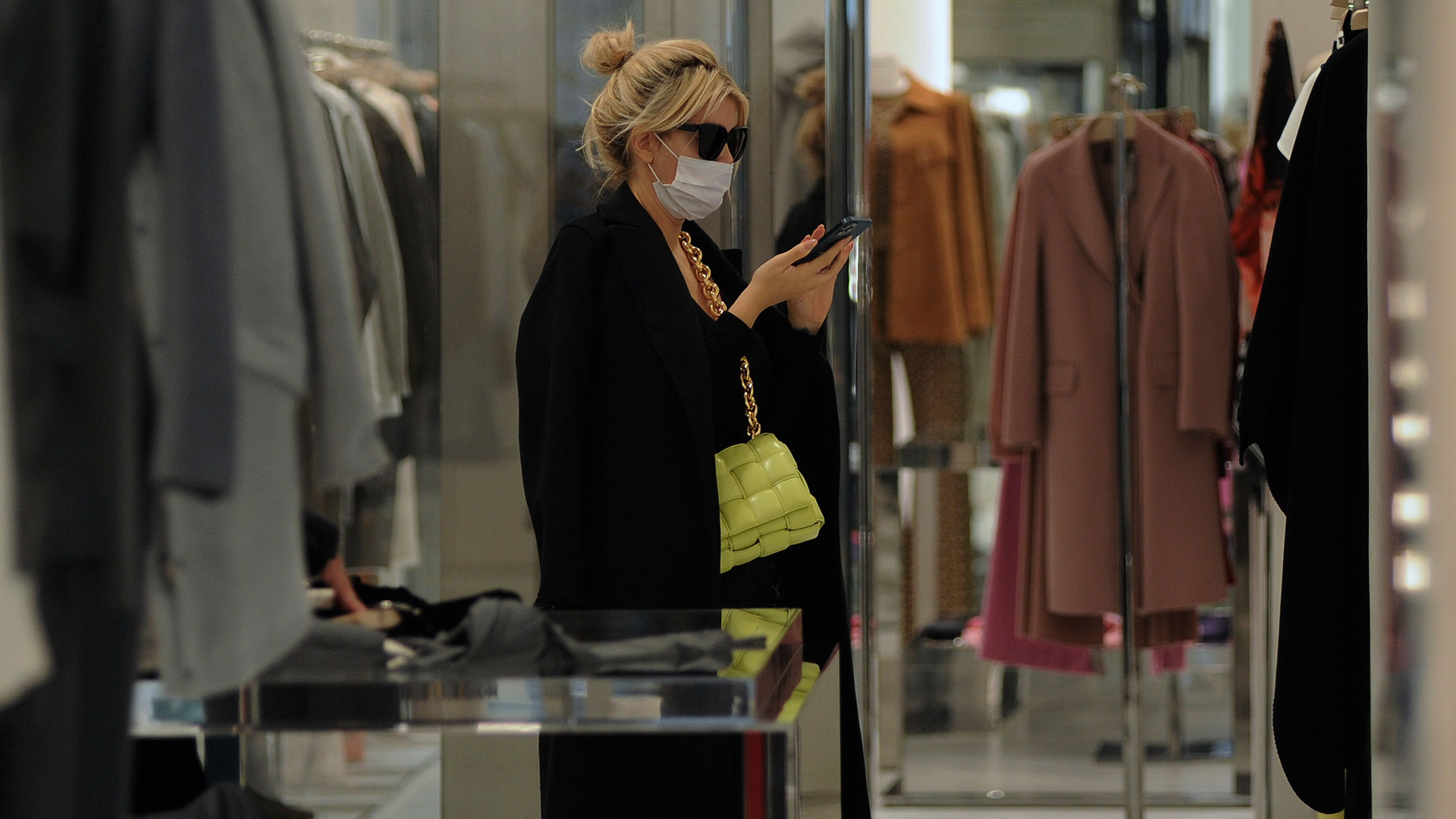 Wanda alternó entre las boutiques y su teléfono celular durante su paseo de compras en Milán 