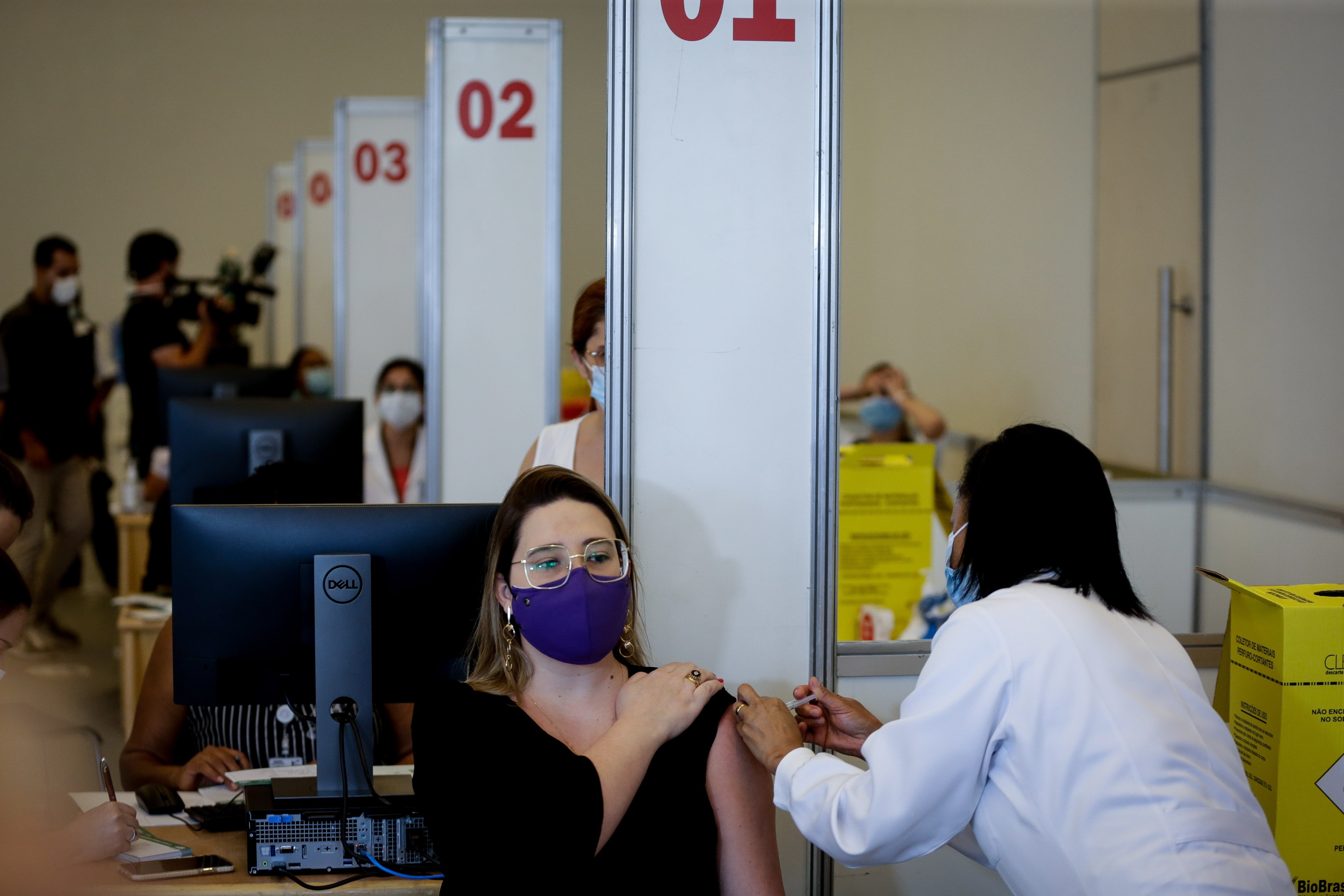 Voluntarios vacunan contra el covid-19 en San Pablo, en una fotografía de archivo (EFE/Fernando Bizerra Jr.)