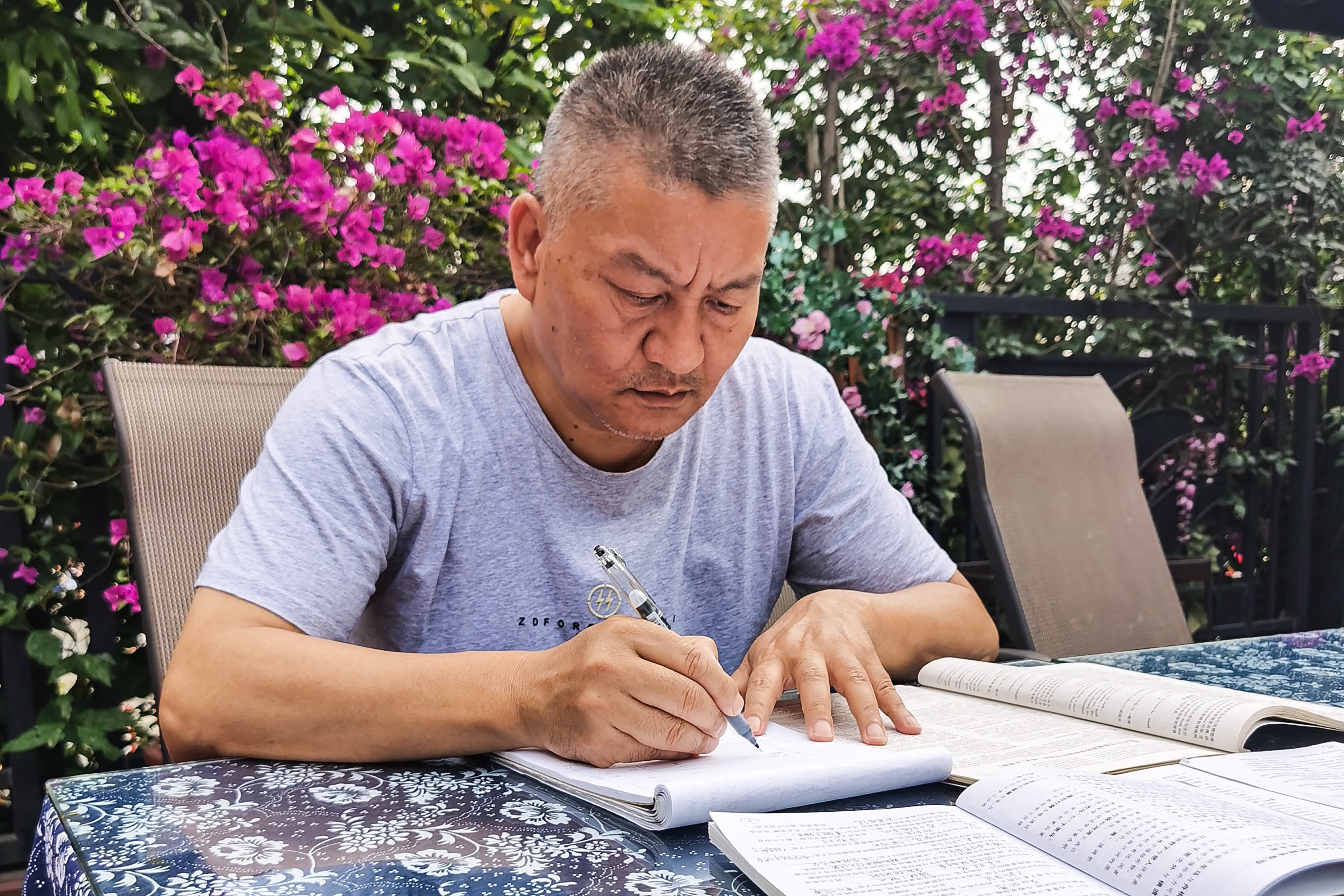 A sus 55 años, un hombre se prepara para rendir el examen nivelatorio de ingreso a las facultades chinas (Crédito: AFP PHOTO/LIANG SHI)