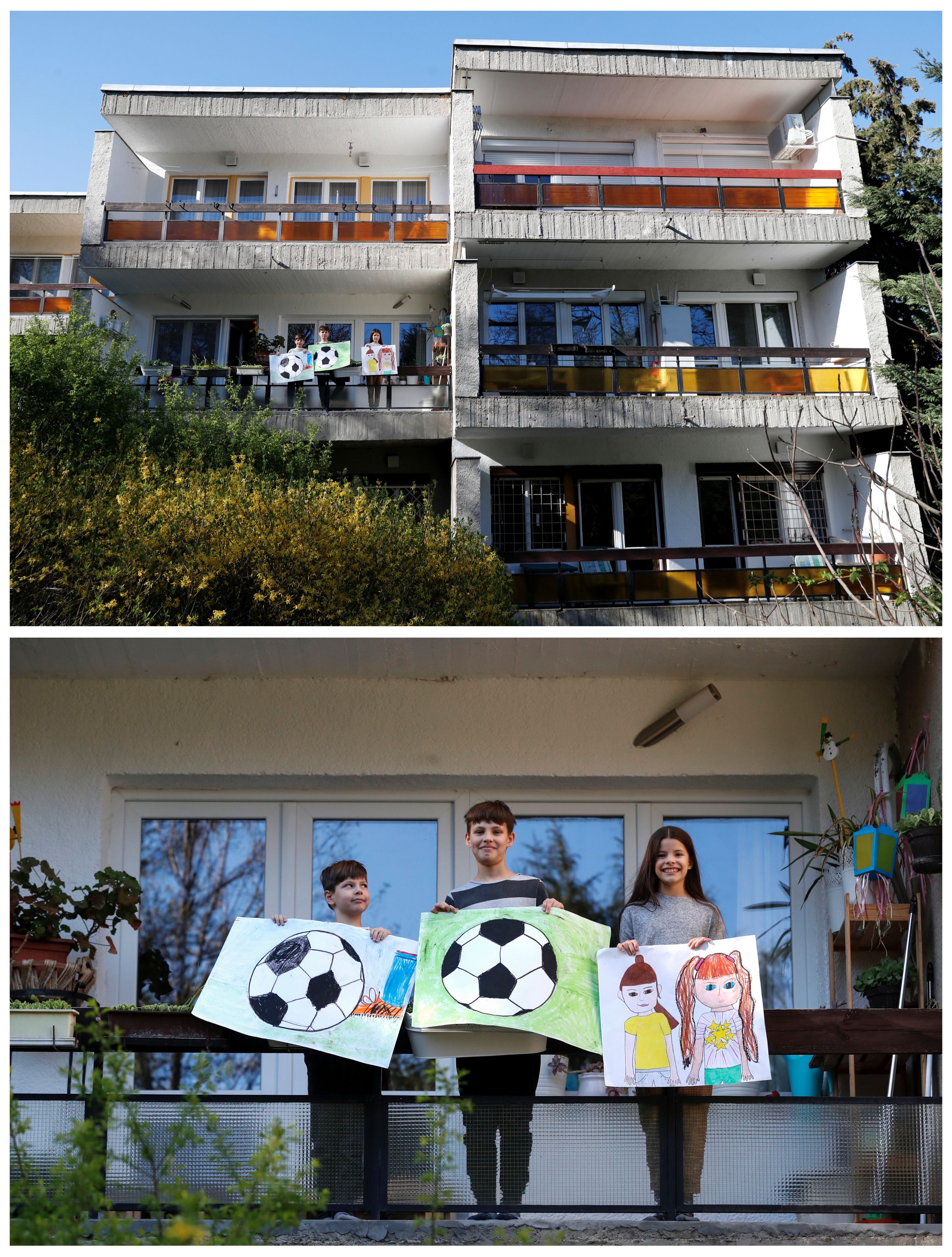 Ivan Posta, 8, Vince Posta, 11, y Vilma Posta, 10, posan con los dibujos que hicieron durante el brote de coronavirus, parados en el balcón de su casa en Budapest, Hungría, el 10 de abril pasado. Ivan dibujó una pelota de fútbol,