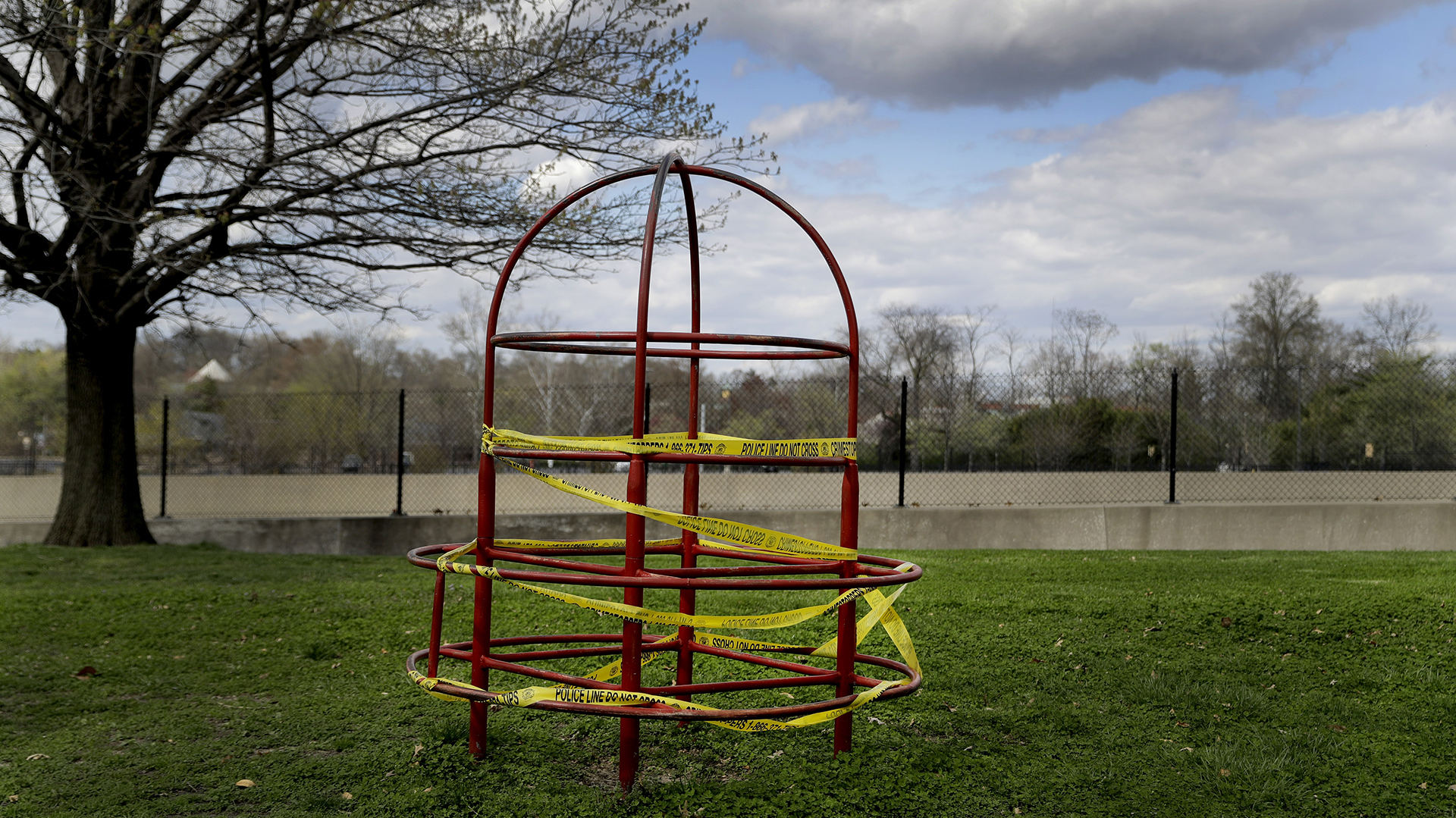 Un juego de un parque infantil, precintado con cinta policial para evitar su uso como parte de los esfuerzos para ralentizar la propagación del coronavirus, el 31 de marzo de 2020, en St. Louis. (AP Foto/Jeff Roberson)