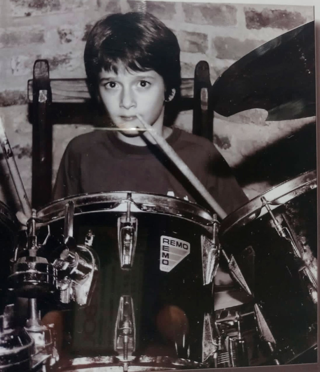 Mariano en sus inicios como músico con la batería roja que recibió como regalo de Navidad