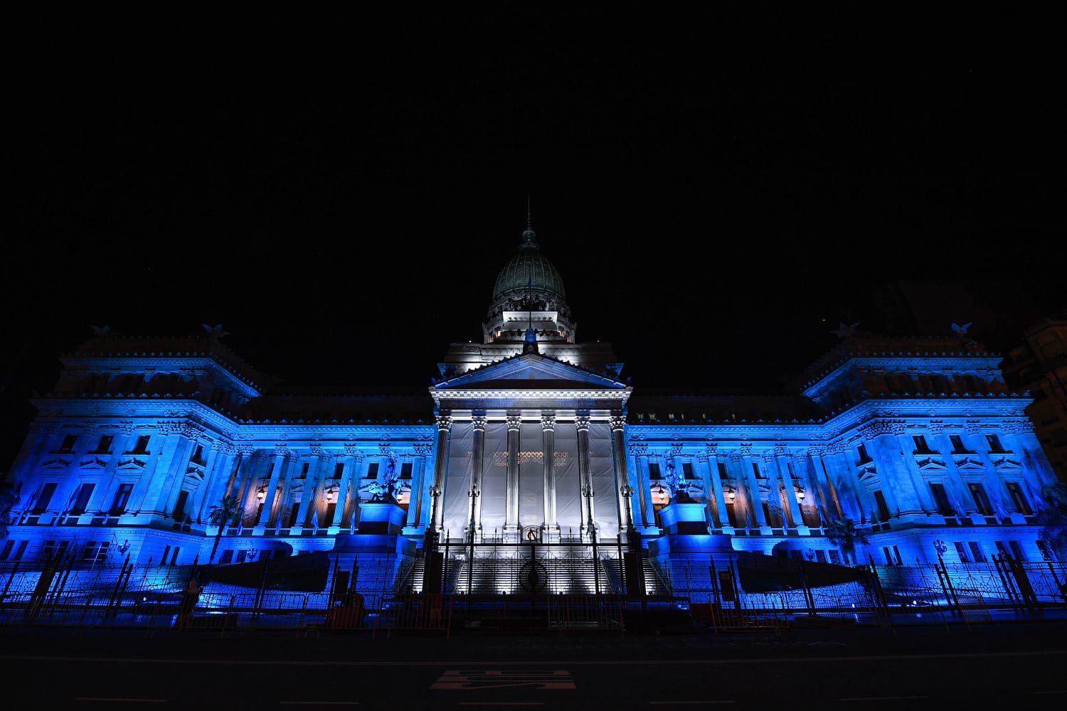 El Congreso iluminado con cuello bajo de la bandera argentina 