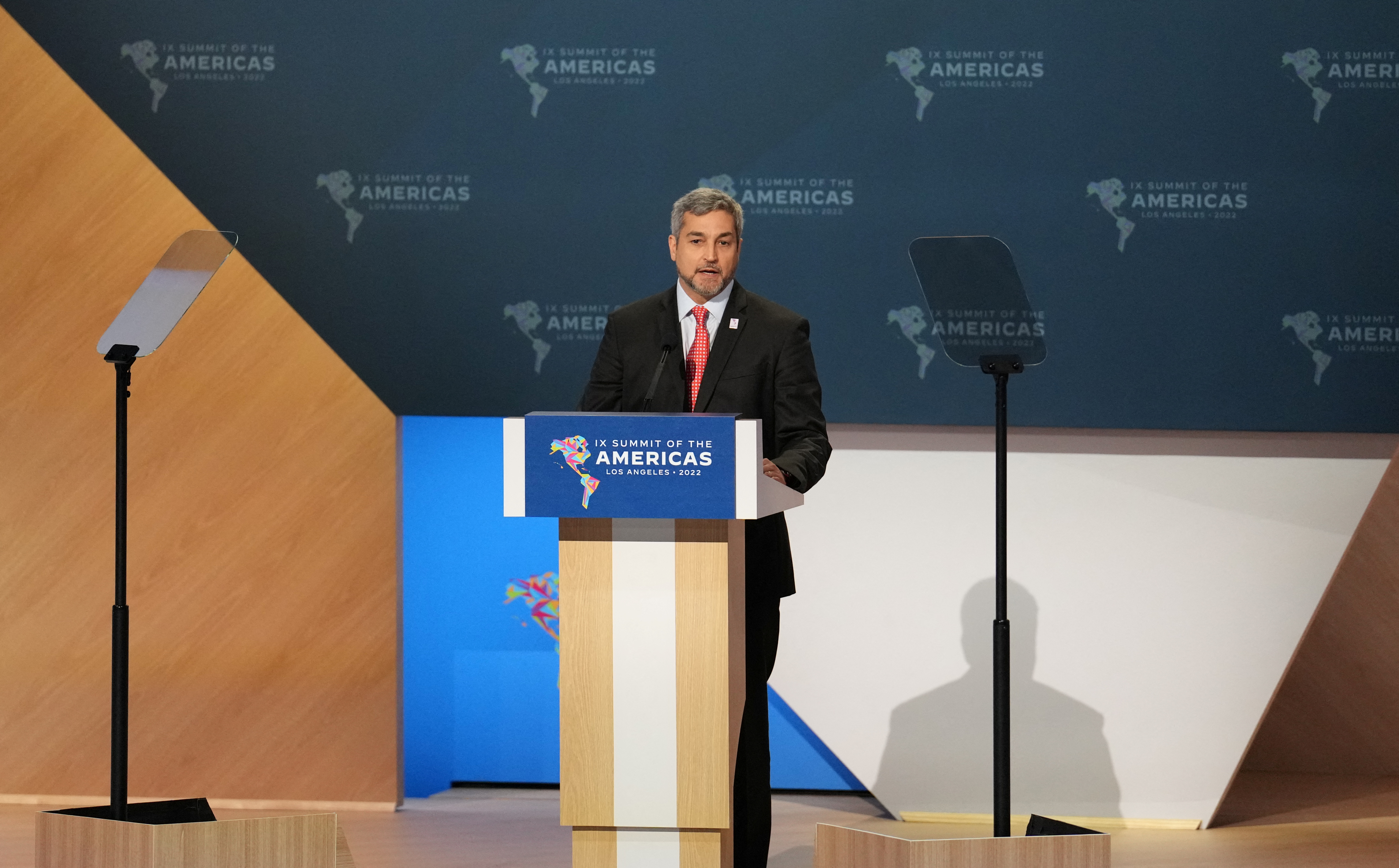 El presidente de Paraguay, Mario Abdo Benítez, habló en la sesión plenaria de apertura de la Novena Cumbre de las Américas en Los Ángeles este 9 de junio de 2022 (REUTERS/Lauren Justice)