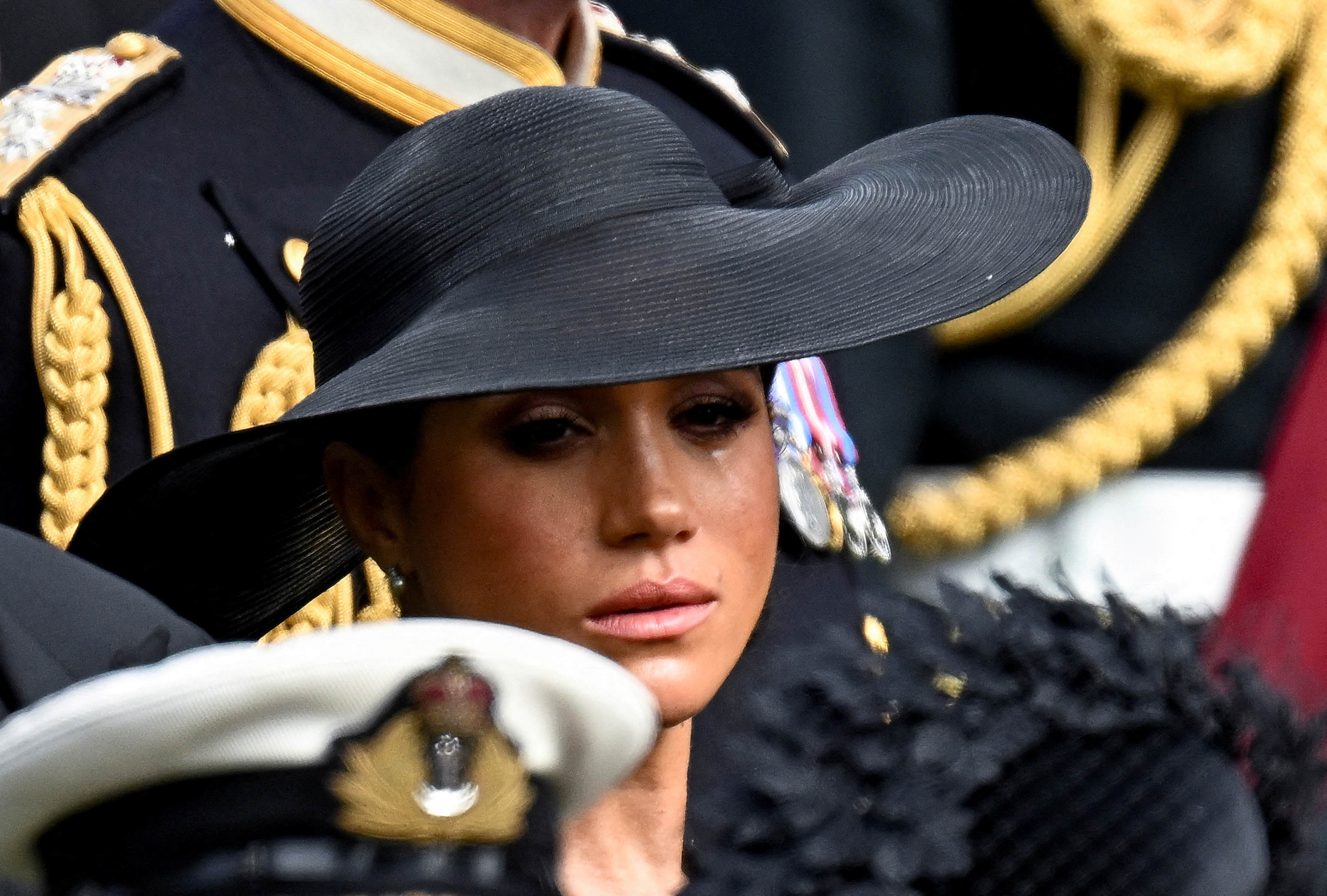 La duquesa de Sussex se mostró emocionada durante el funeral de la reina Isabel II (Reuters)