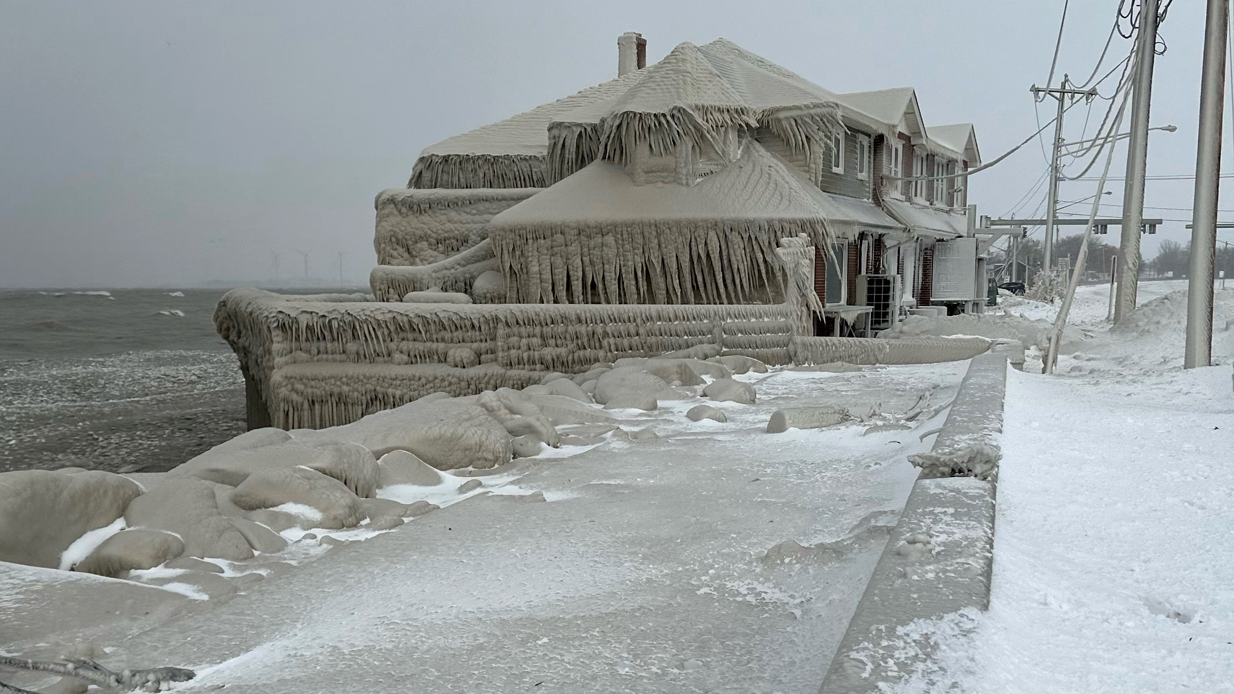 Un restaurante cubierto de hielo por el rocío de las olas del lago Erie durante una tormenta invernal que azotó la región de Buffalo en Hamburgo, Nueva York, Estados Unidos 24 de diciembre de 2022 (Reuters)