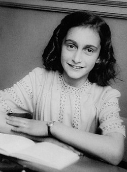 Ana Frank soñaba con ser escritora. Su diario, que sobrevivió a la requisa hecho por los nazis en el escondite donde pasó dos años de su vida.