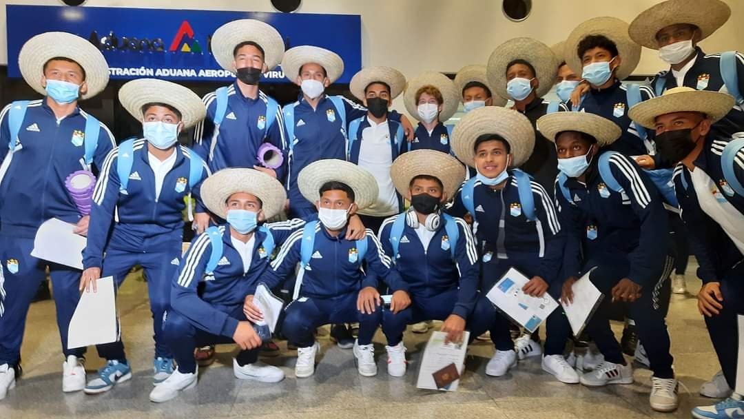 Los jóvenes futbolistas fueron recibidos con bailes típicos en Bolivia.