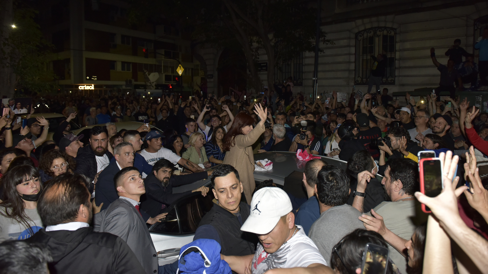 Cristina Kirchner saludando a los militantes que la acompañan en su casa (Gustavo Gavotti)