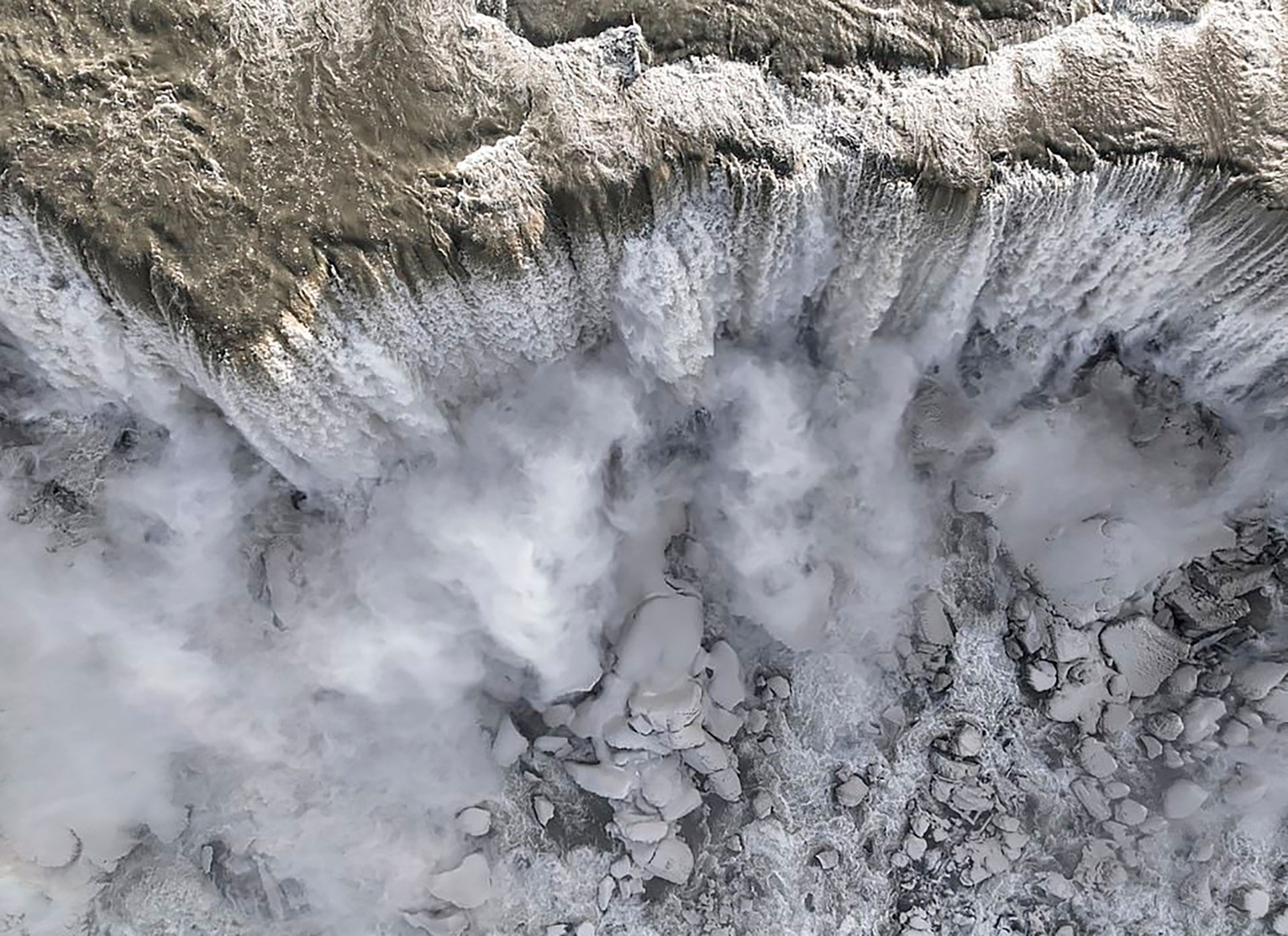 Una impactante imagen aérea de las cataratas del Niágara, en el límite de los estados de Nueva York en Estados Unidos y Ontario, en Canadá (Anadolu Agency via Getty Images)