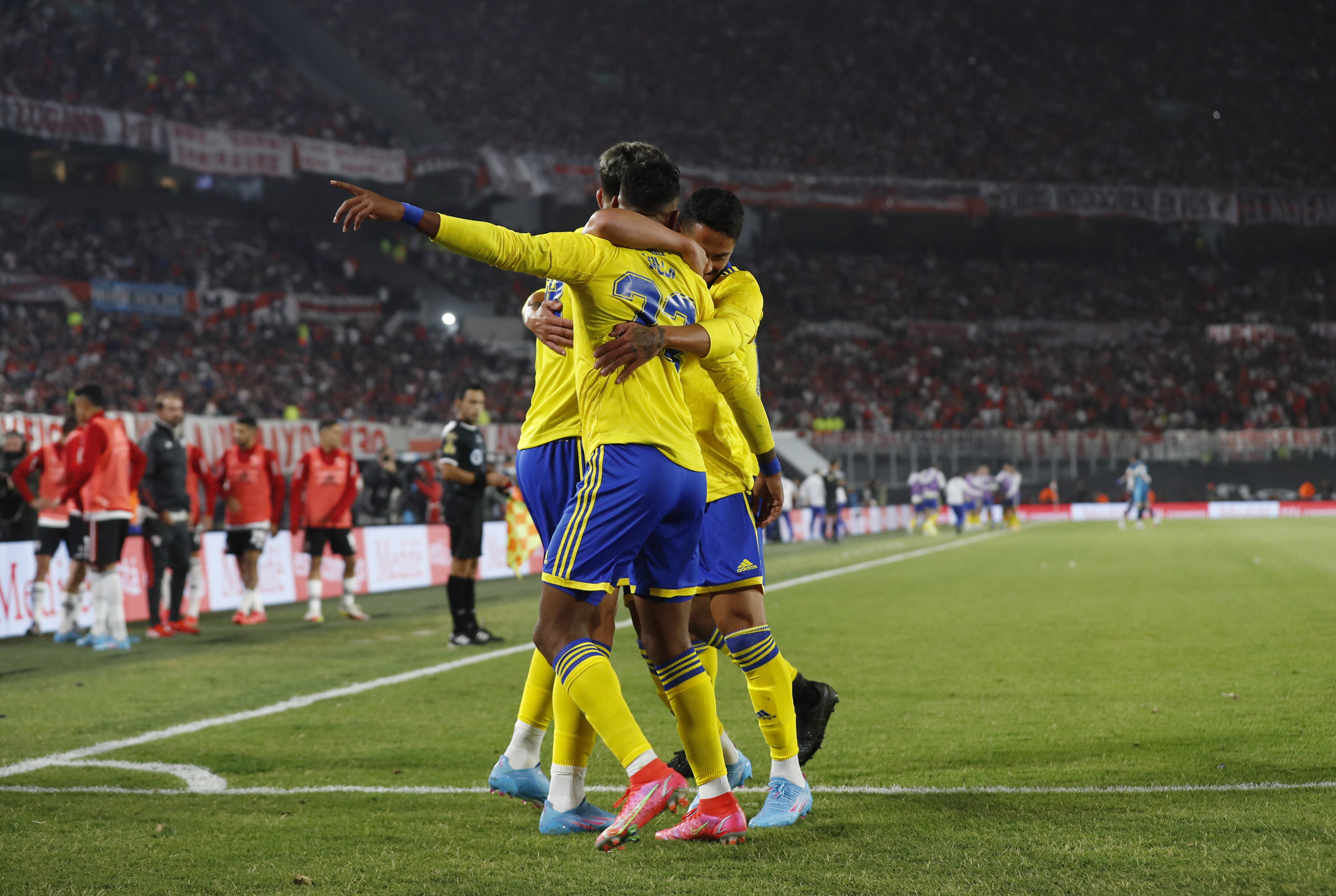 El racimo alrededor de Villa en la celebración del gol, a los 8 minutos del complemento (REUTERS/Agustin Marcarian)