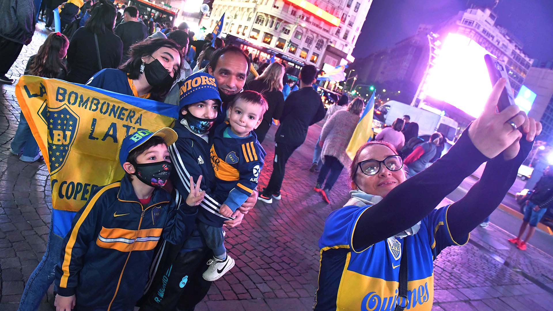 Familias enteras se movilizaron al centro de la ciudad para celebrar (Foto: Telam)