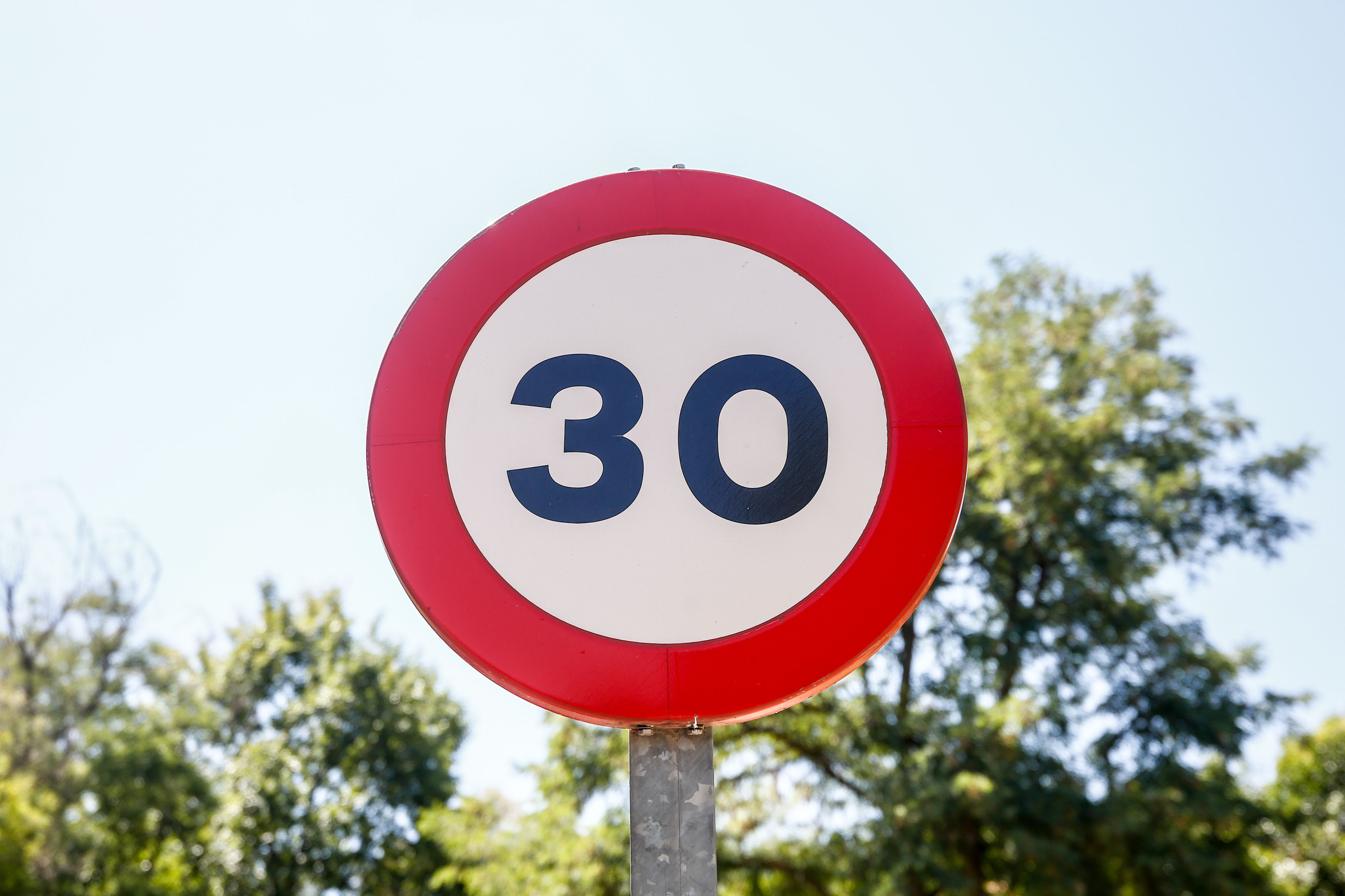 En varios países de la Unión Europea ya rige la nueva velocidad máxima de 30 km/h para calles de una sola mano
