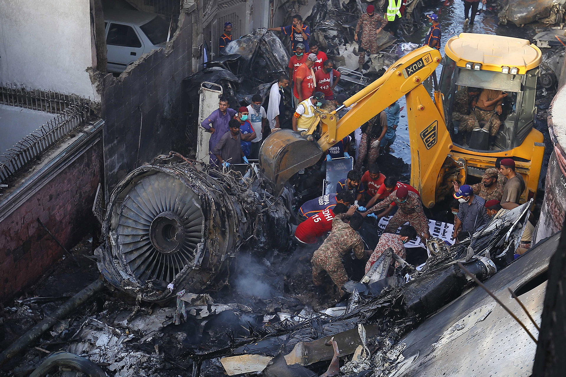 El avión cayó en una zona residencial (EFE/EPA/SHAHZAIB AKBER)