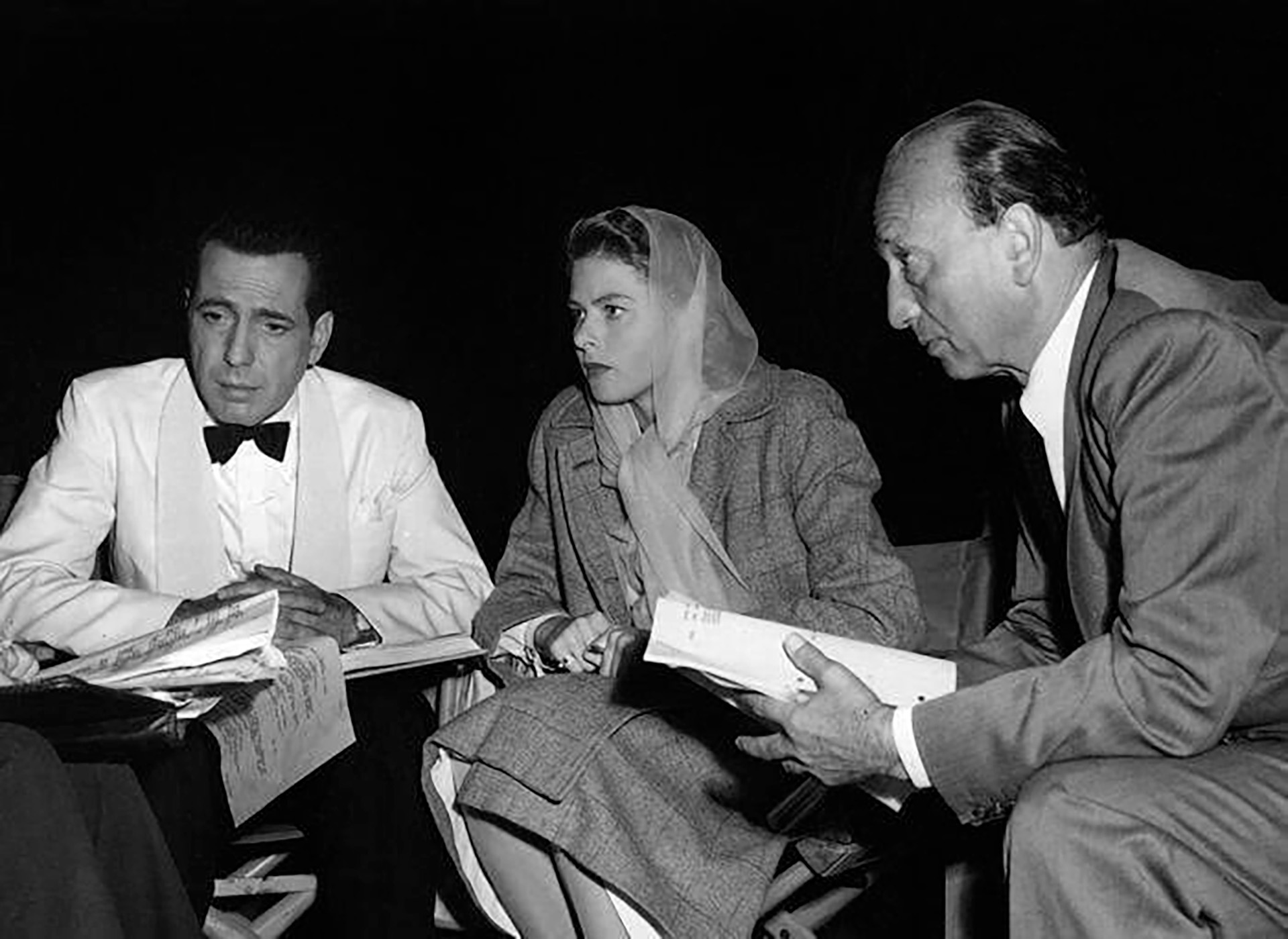 La relación entre Humphrey Bogart e Ingrid Bergman no fue la mejor. La esposa de Bogart, Mayo Merthot sospechaba que mantenían un romance y apareció de improviso varias veces en el rodaje