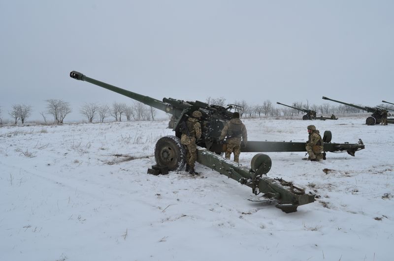 IMAGEN DE ARCHIVO. Militares ucranianos operan obuses 2A65 Msta-B  durante ejercicios cerca de la frontera con la península de Crimea, anexada por Rusia en la región de Jersón, Ucrania. Enero 28, 2022. Servicio de Prensa de la Operación de Fuerzas Conjuntas/Distribuida vía REUTERS