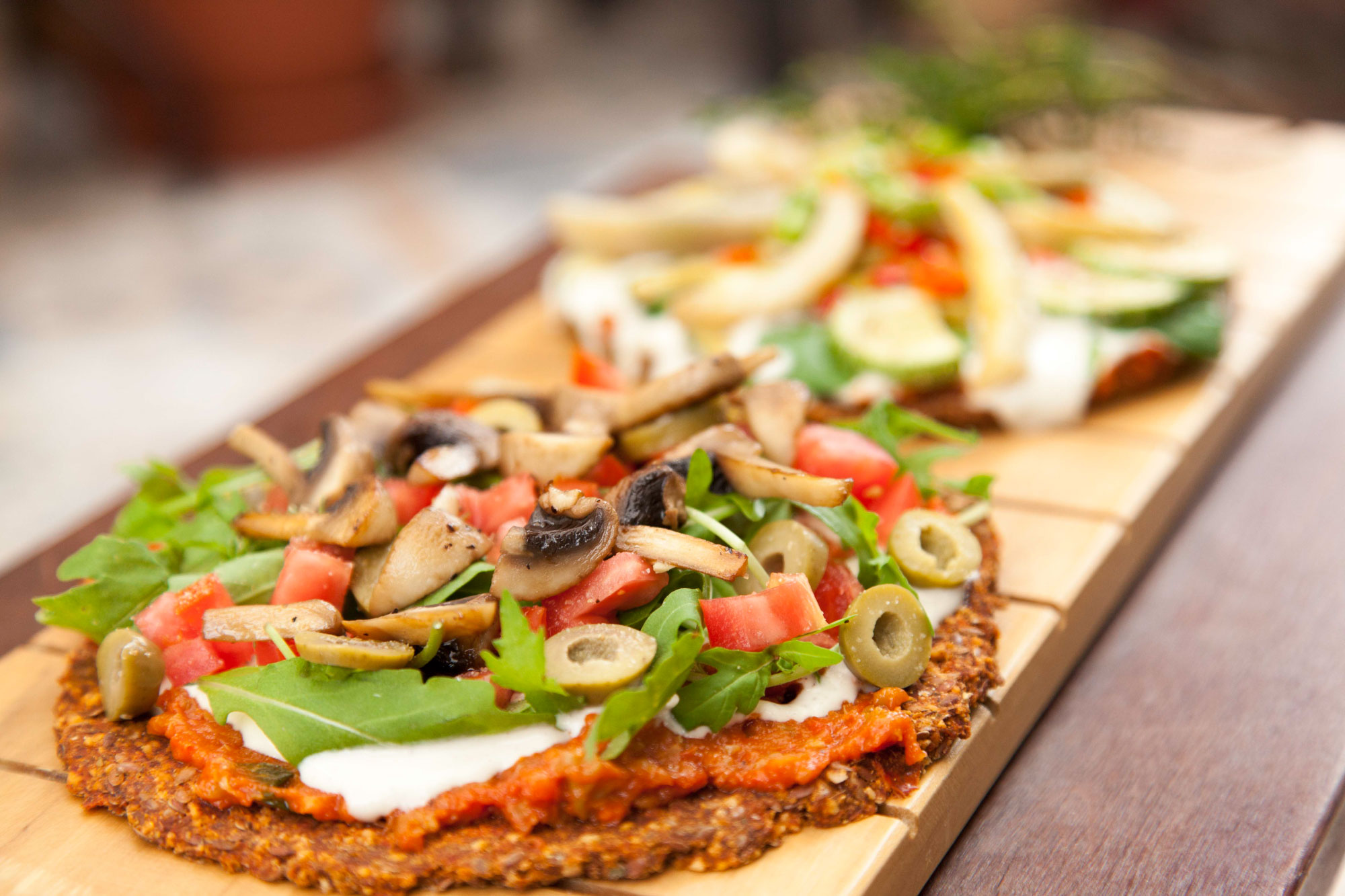 Las pizza vegana no incluyen queso, y la masa suele hacerse con distintas harinas o cereales (foto: Raw Café, Perú)