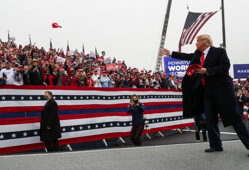 El presidente de Estados Unidos, Donald Trump, durante un mitin de campaña, en Lititz, Pensilvania, en octubre de 2020. Ahora regresó para apoyar a los candidatos más radicales en la sinternas republicanas.REUTERS/Leah Millis