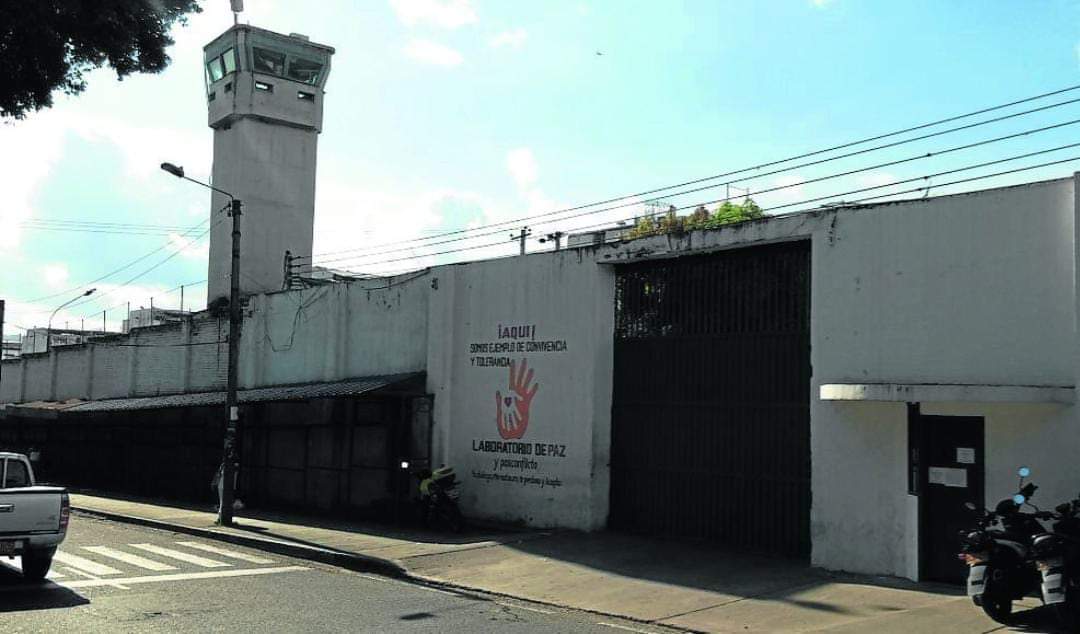 Un recluso muerto y tres más en UCI por posible brote de tuberculosis en cárcel de Bucaramanga, Santander