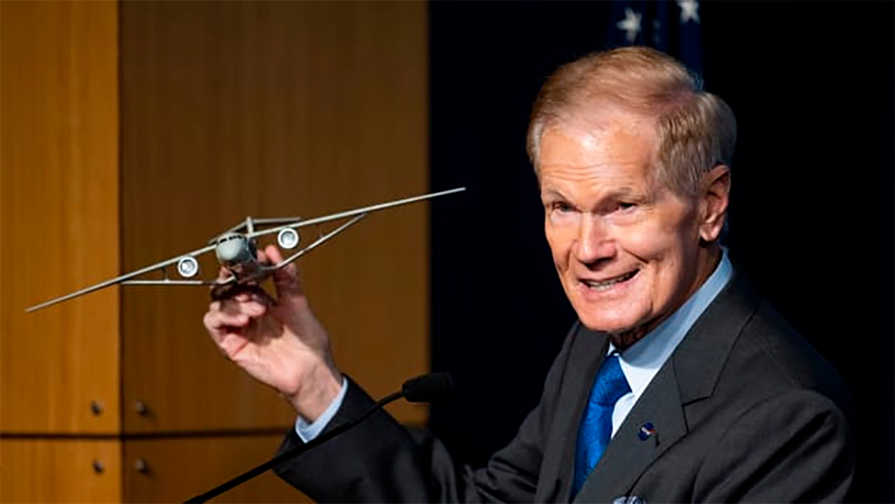 Bill Nelson, administrador de la NASA muestra el prototipo de los "aviones del futuro"Foto: Nasa
