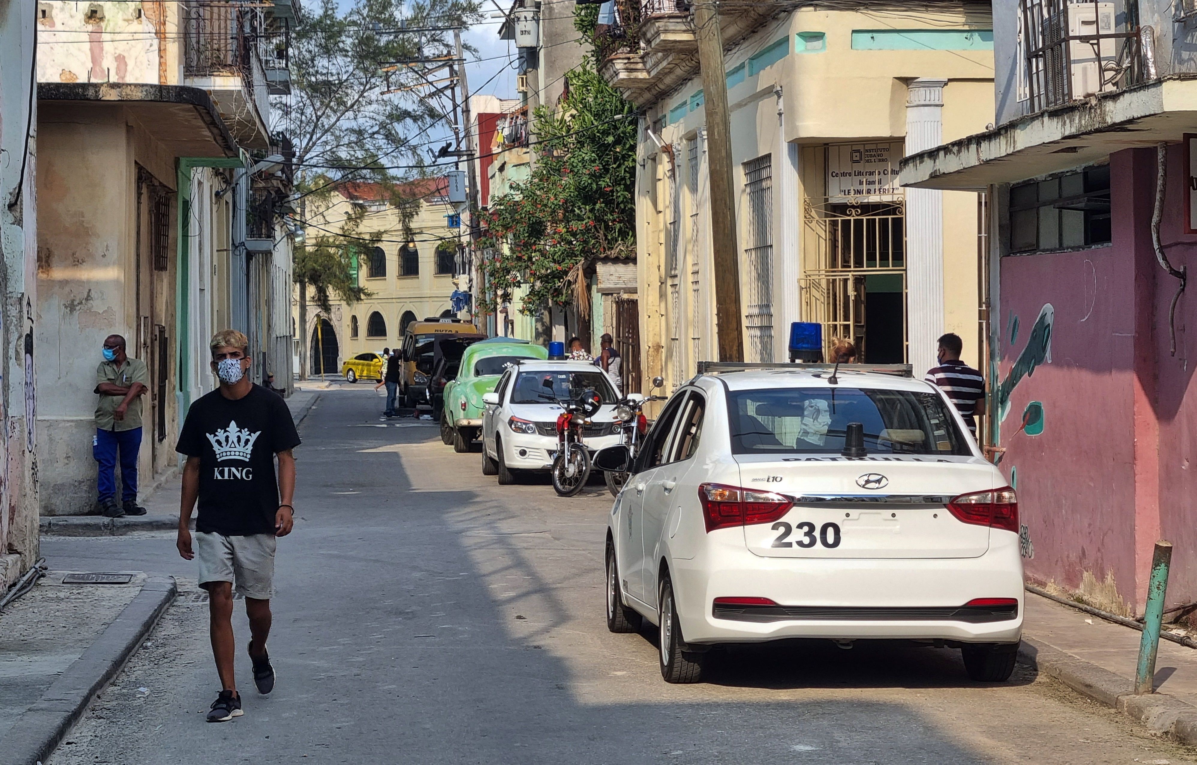 Dos carros de la policía son vistos cerca a la casa de Luis Manuel Otero Alcántara, hoy en el barrio de San Isidro, en La Habana (Cuba). EFE/Atahualpa Amerise
