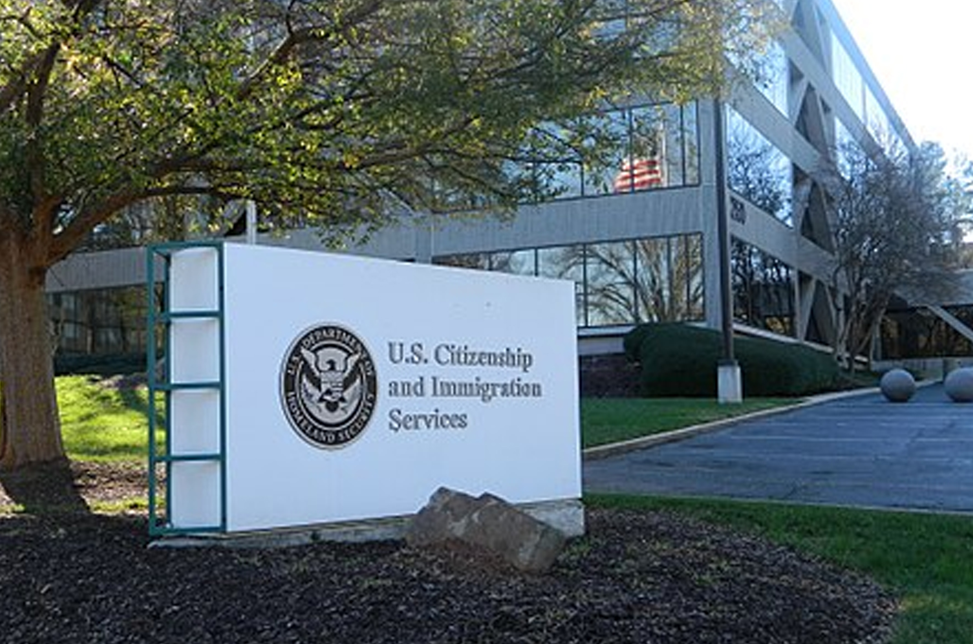 La oficina de servicios de inmigración y ciudadanía es la encargada de procesar las solicitudes de visa. 