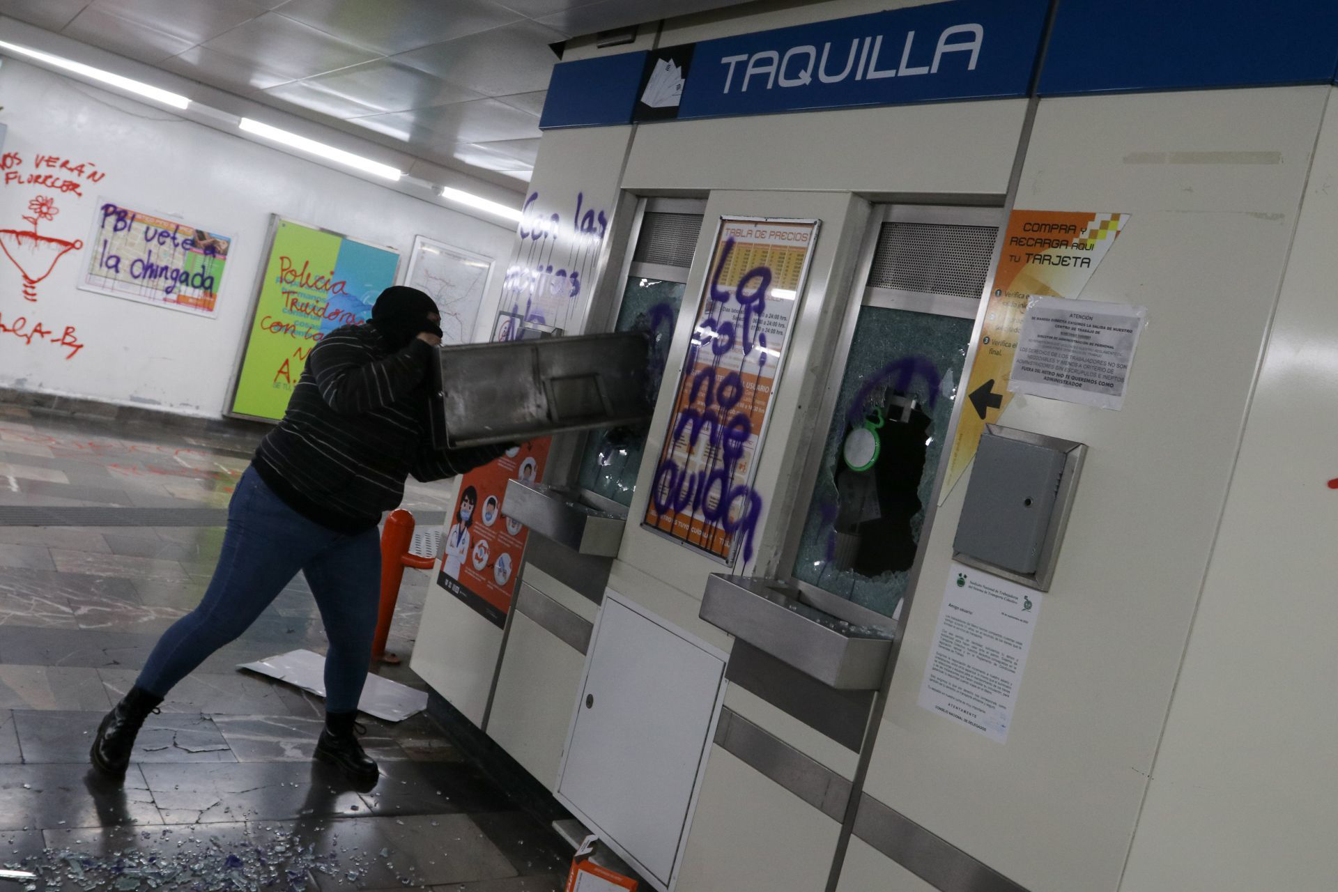 Un grupo de manifestantes protestó en la estación del metro Pino Suárez de forma