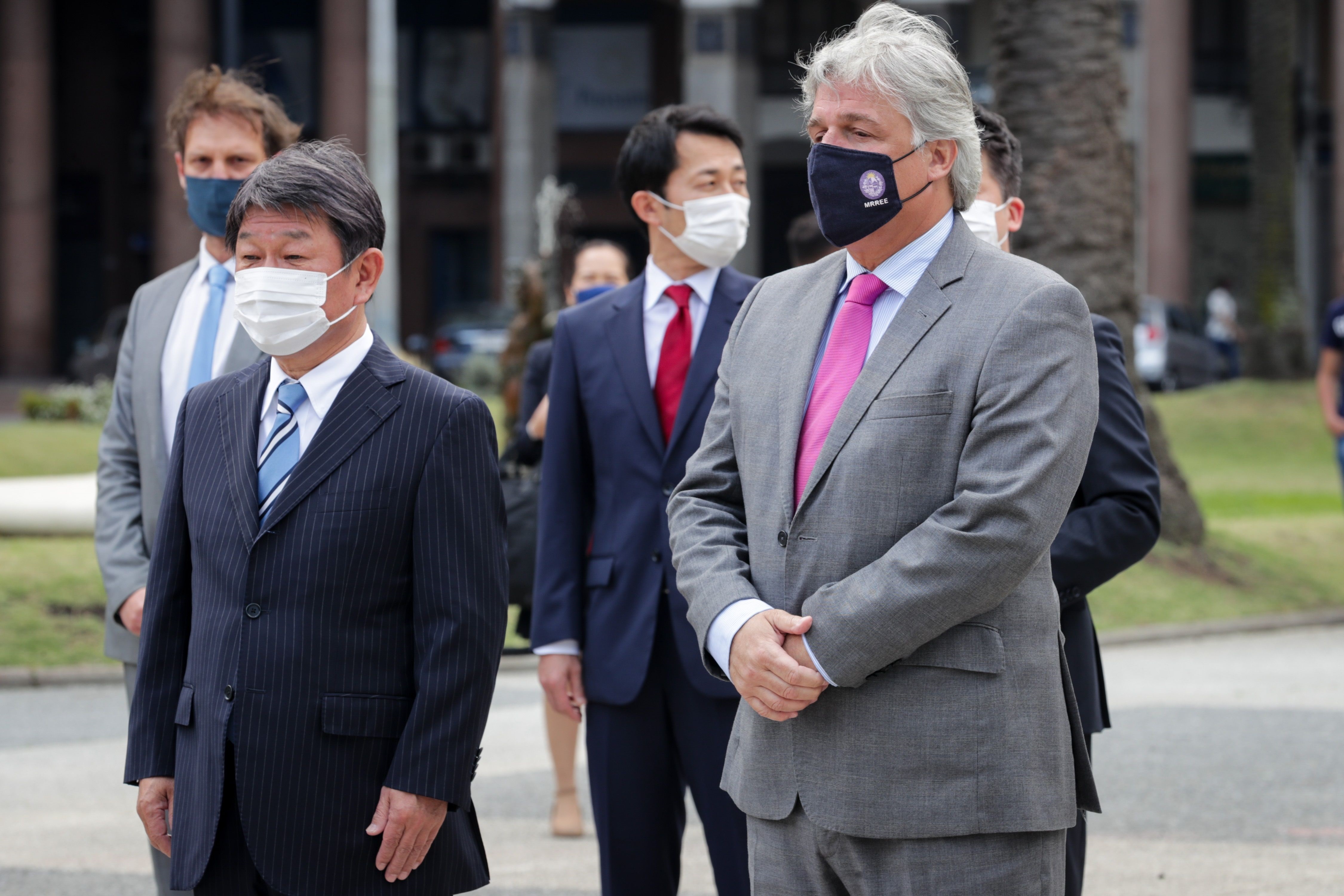 El ministro de Asuntos Exteriores de Japón, Toshimitsu Motegi (i) y su homólogo de Uruguay, Francisco Bustillo (d), participan en un acto oficial este miércoles, en Montevideo. EFE/Raúl Martínez