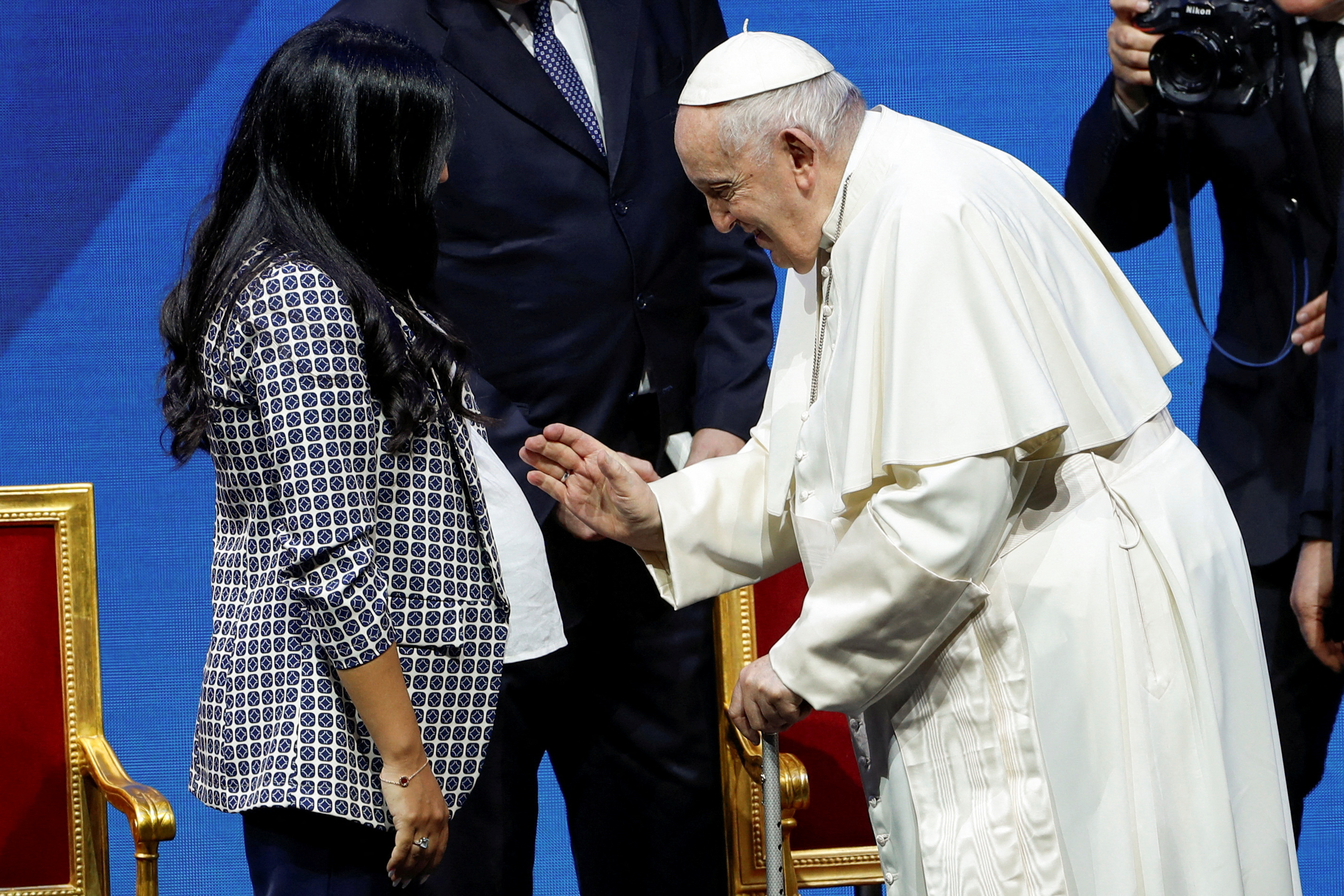 El papa Francisco bendice a una mujer embarazada en una confrontación nacional sobre demografía en Roma, Italia, 12 de mayo de 2023. REUTERS/Remo Casilli 