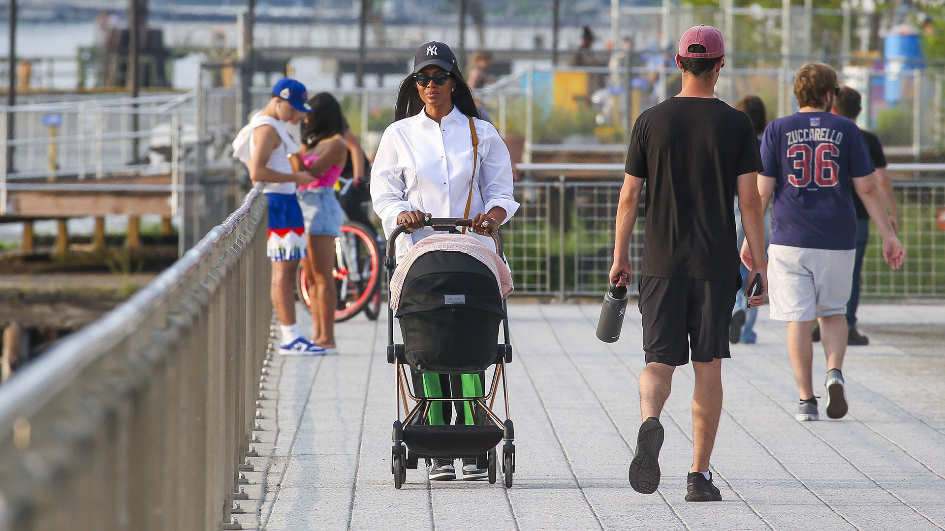 Naomi Campbell salió a pasear por las calles de Nueva York con su hija, a quien llevó en el cochecito. La modelo lució  un jogging negro y verde con una camisa blanca, una gorra y lentes de sol