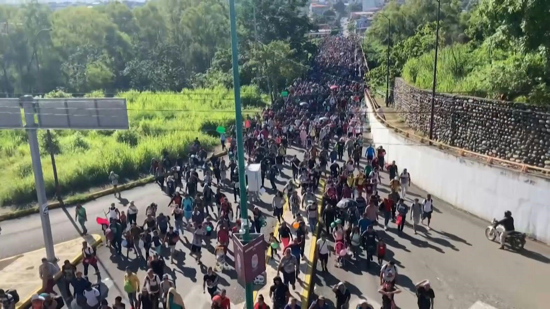 Más de 3.000 migrantes, en su mayoría venezolanos, partieron desde la fronteriza Tapachula, Chiapas (sur) hacia el centro de México para exigir a las autoridades que faciliten su camino hacia la frontera con Estados Unidos (AFP)