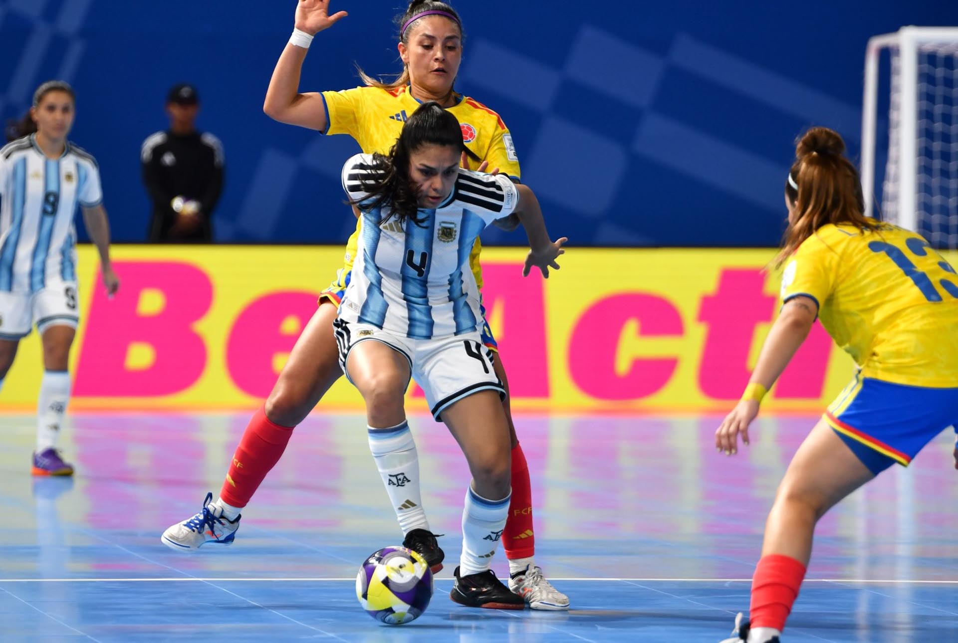 Argentina goleó 4-1 a Colombia y se clasificó a las semifinales del primer Mundial de futsal femenino