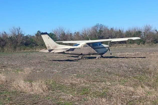 Hallaron una avioneta abandonada en un campo de Santa Fe e investigan su v&iacute;nculo con el narcotr&aacute;fico