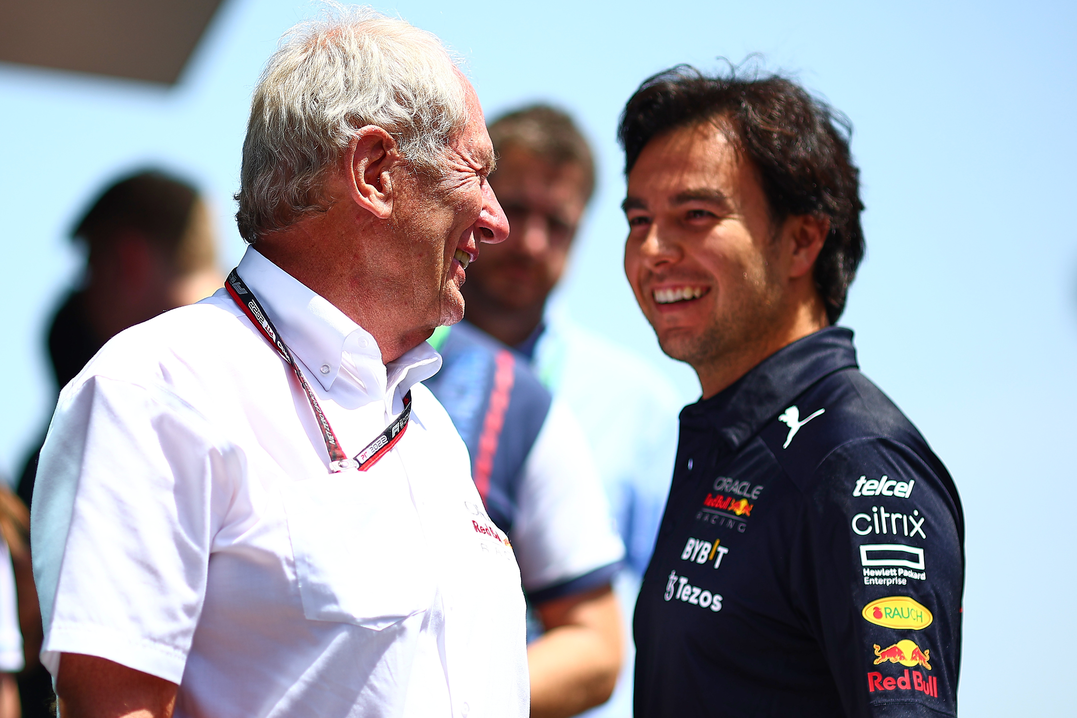 Helmut Marko sostiene una buena relación con Checo Pérez al interior de Red Bull (Foto: Getty Images)