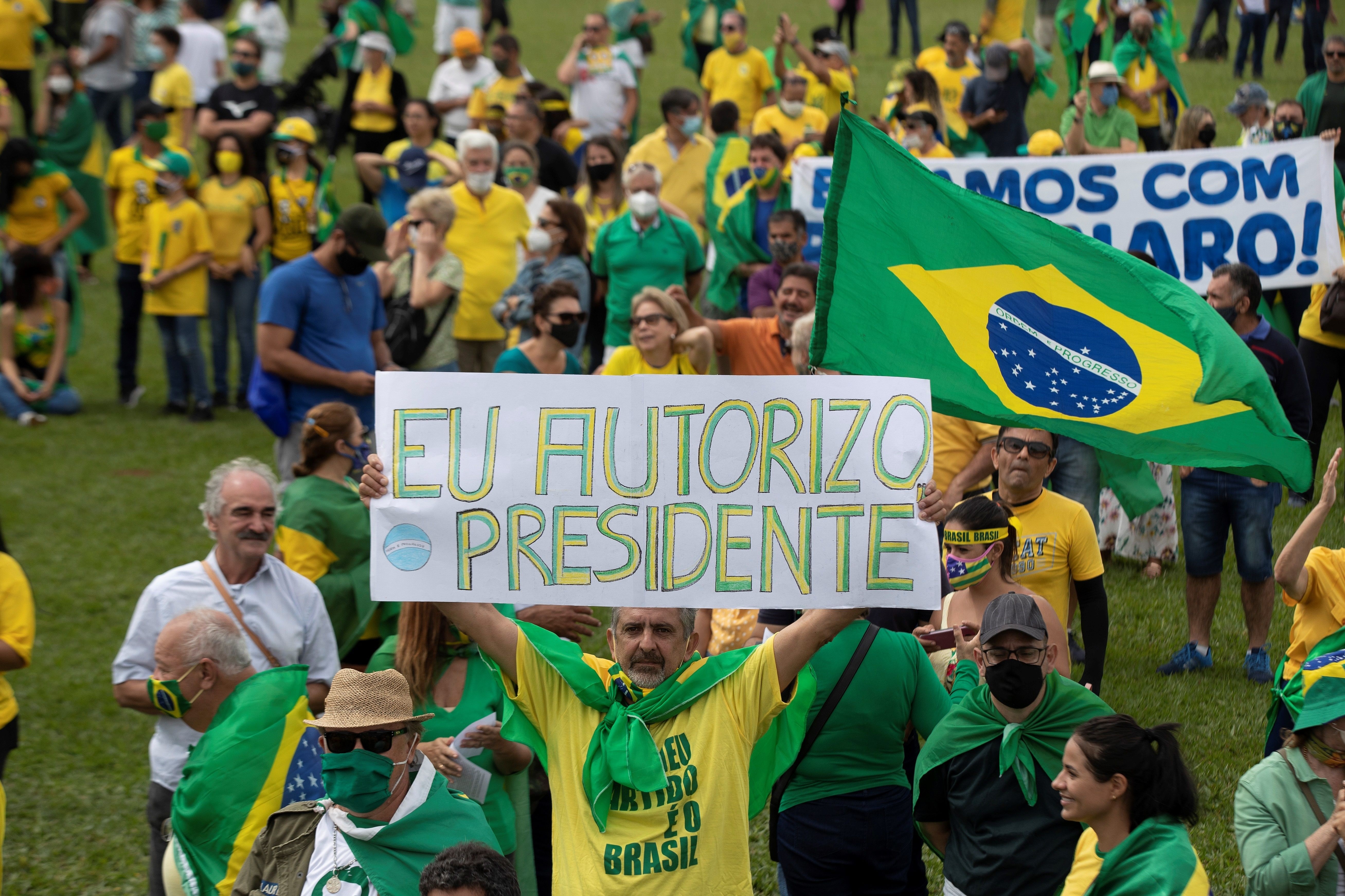 Un partidario del presidente de Brasil, Jair Bolsonaro, sostiene un cartel en una manifestación a favor del Gobierno hoy, Día de los Trabajadores en la ciudad de Brasilia (Brasilia). EFE/Joédson Alves
