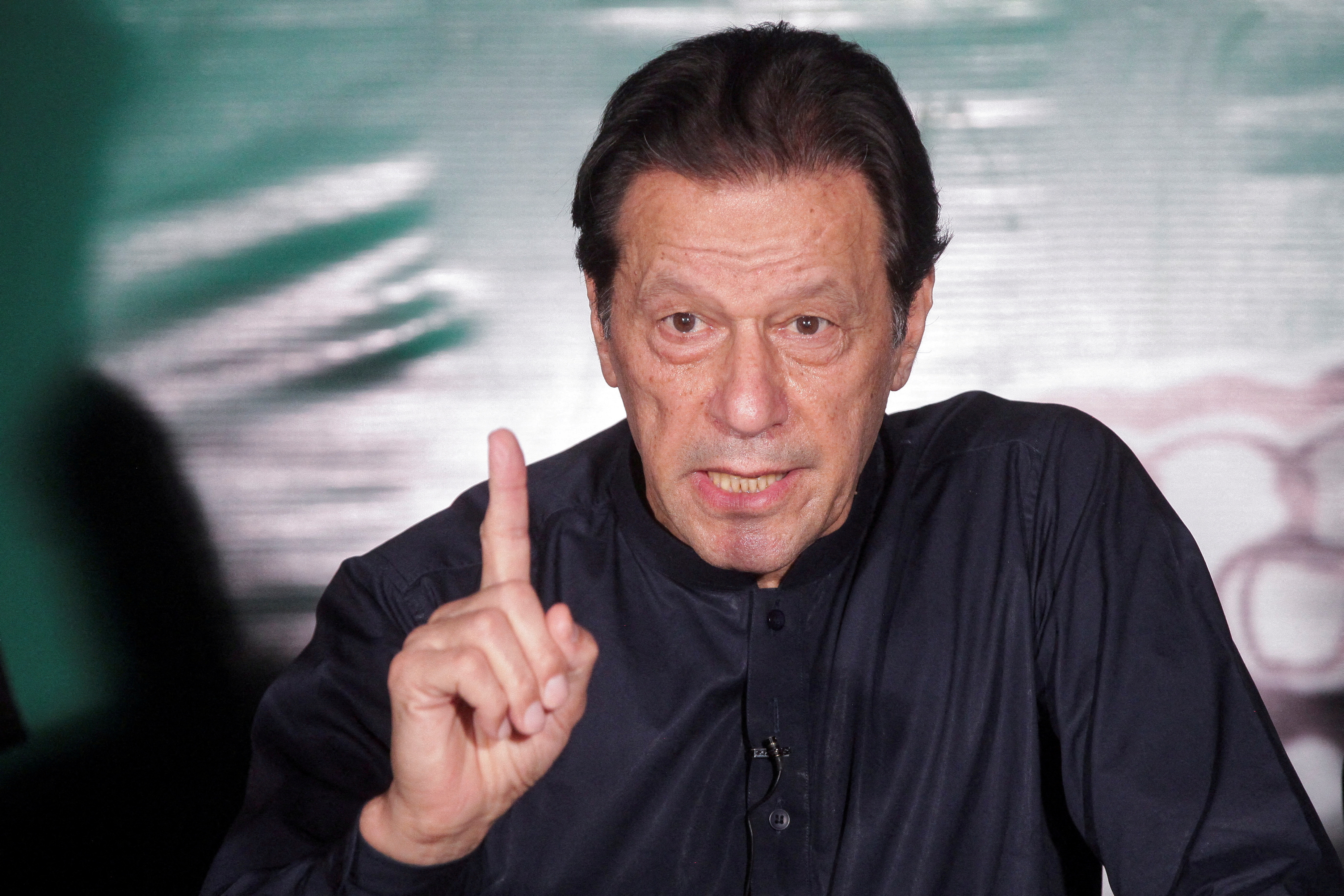Khan está siendo investigado en más de 100 casos legales por corrupción y terrorismo (REUTERS)