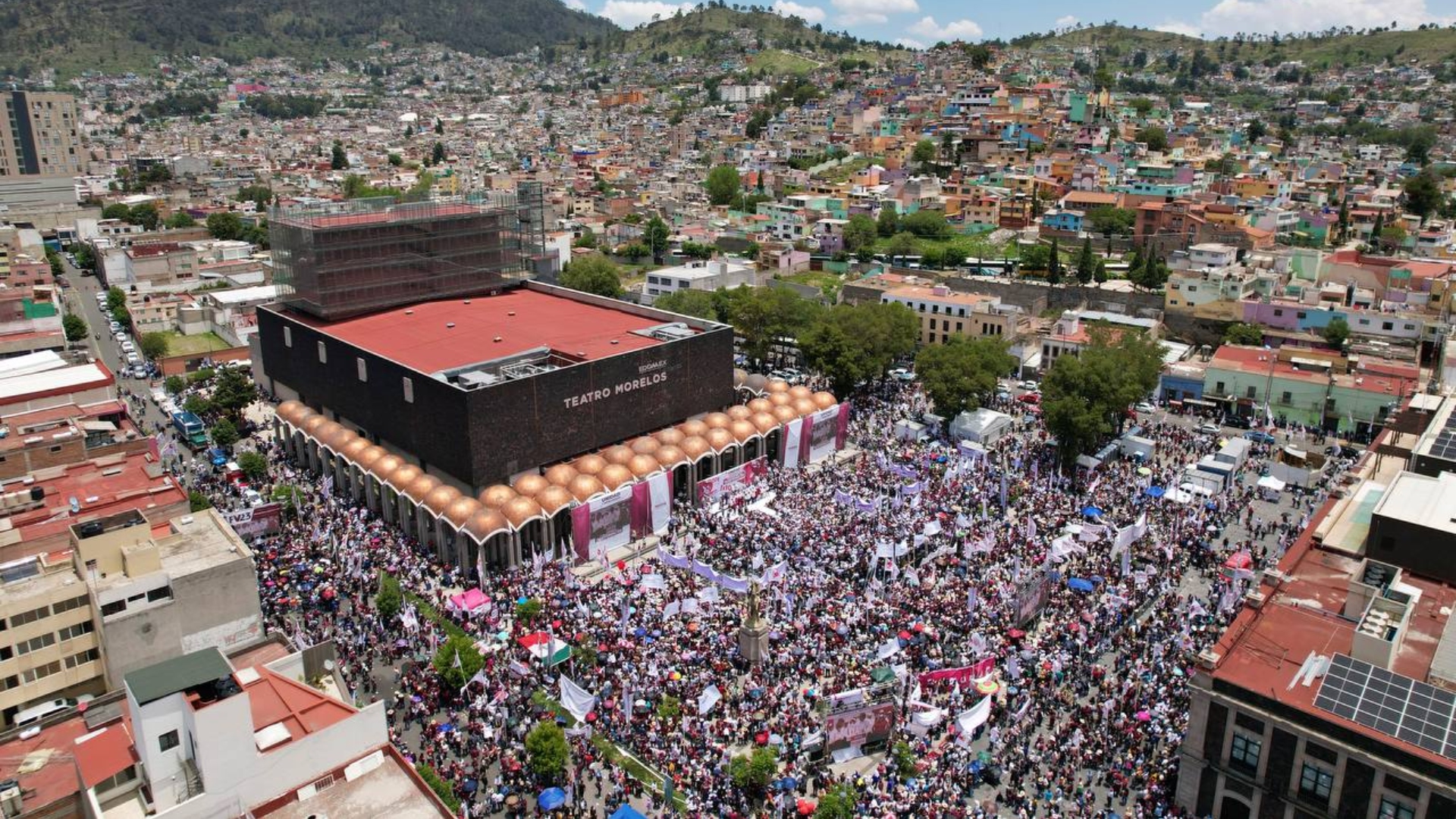 Simpatizantes y funcionarios de Morena se reunieron en la explanada del Teatro Morelos, en Toluca, Estado de México el pasado 12 de junio (Foto: Twitter/@PartidoMorenaMx)