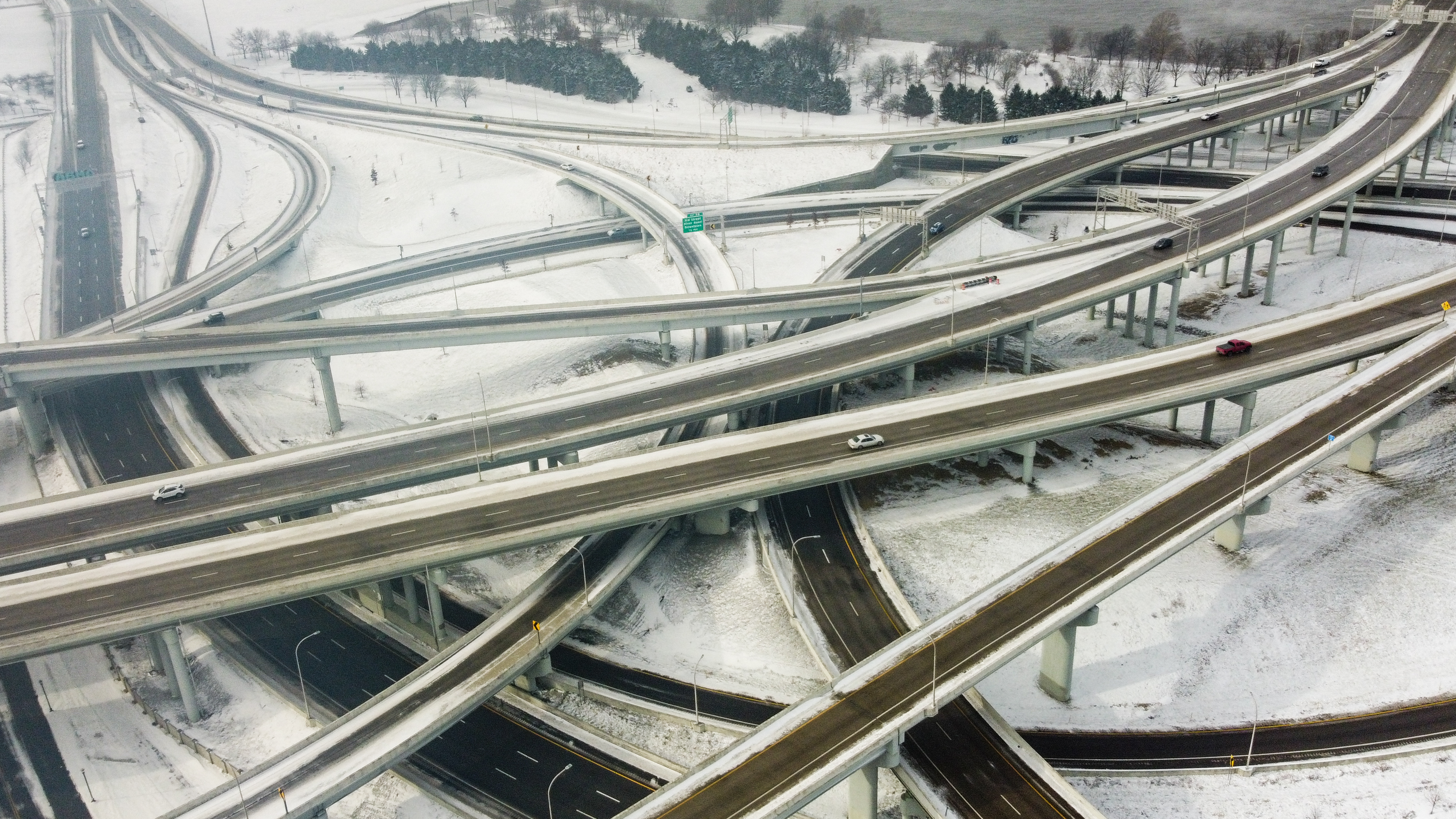 Pocos vehículos se trasladan en la autopista de Louisville, Kentucky frente a la inclemencia climática (Photo by LEANDRO LOZADA / AFP)